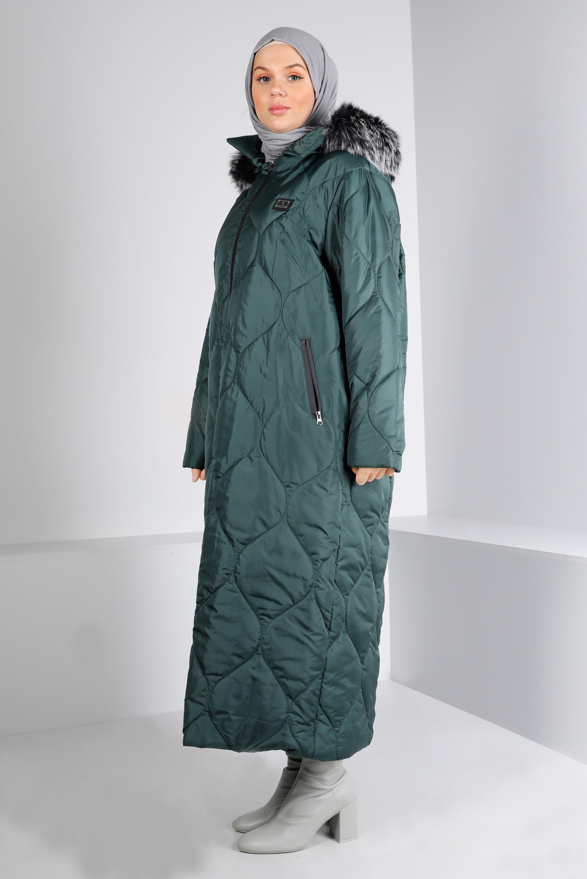 Tesettür giyim YEŞİL KAPÜŞONU KÜRKLÜ BÜYÜK BEDEN ŞİŞME MANTO 90333 
