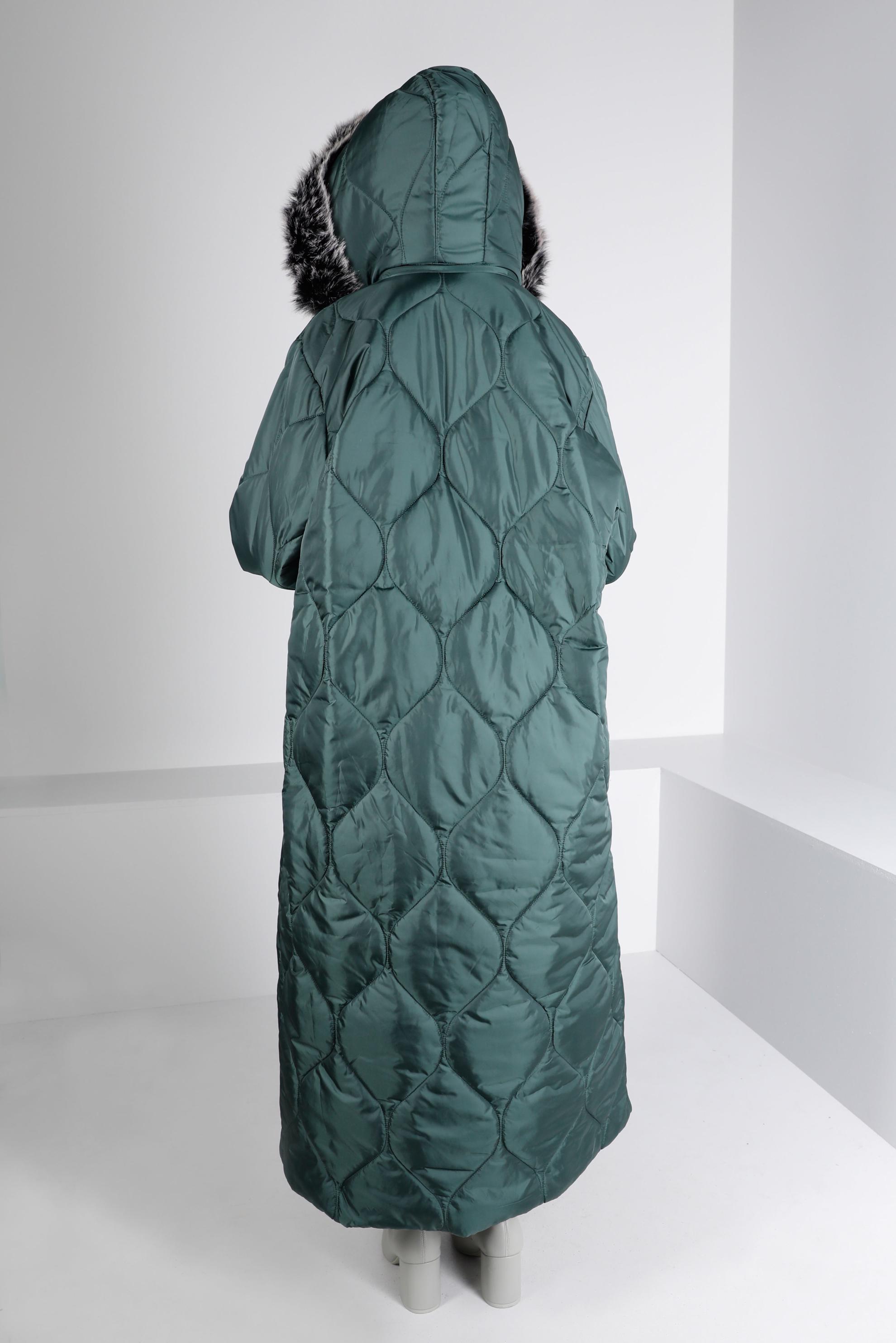 Tesettür giyim YEŞİL KAPÜŞONU KÜRKLÜ BÜYÜK BEDEN ŞİŞME MANTO 90333 