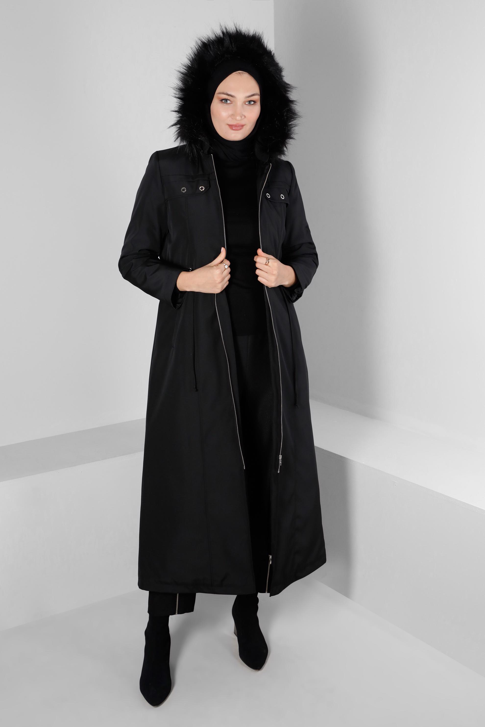 Tesettür giyim SİYAH KAPÜŞONU TÜYLÜ FERMUARLI MANTO 90373