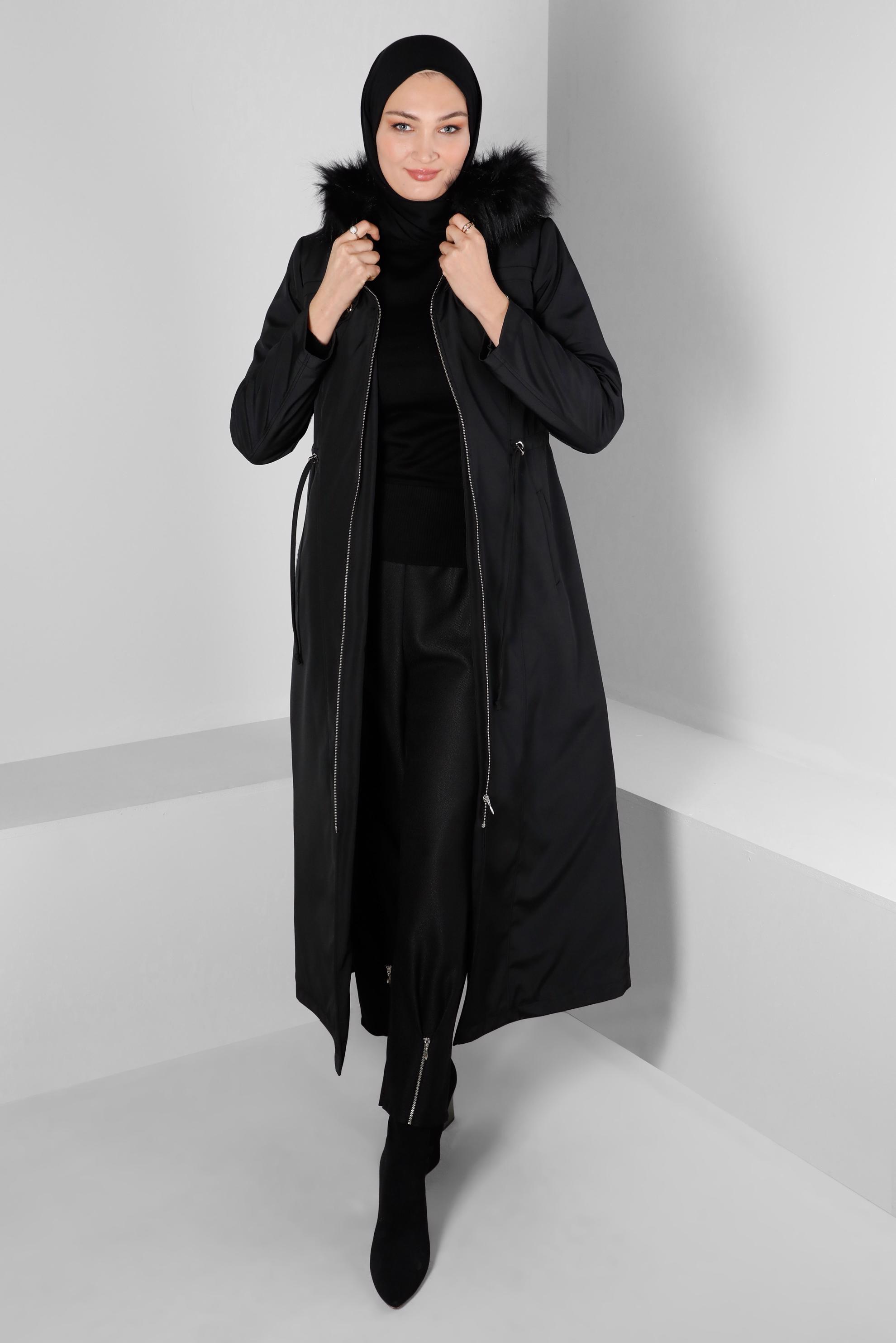 Tesettür giyim SİYAH KAPÜŞONU TÜYLÜ FERMUARLI MANTO 90373