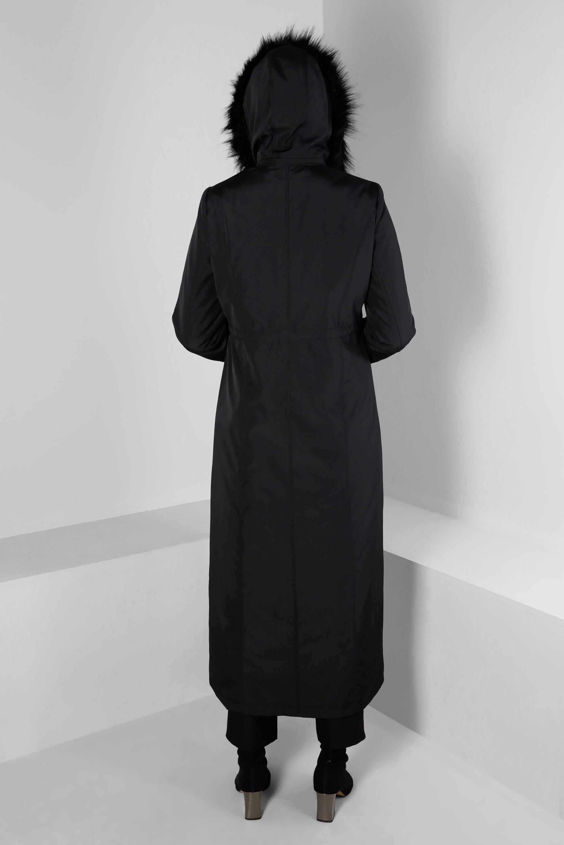 Tesettür giyim SİYAH KAPÜŞONU TÜYLÜ FERMUARLI MANTO 90373