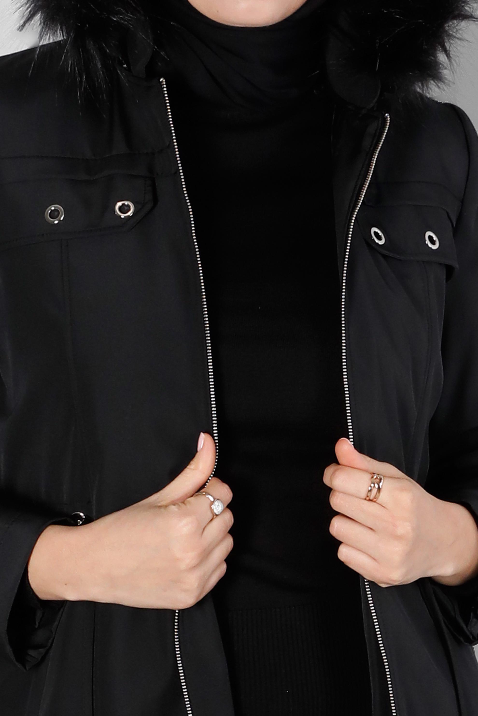 Tesettür giyim SİYAH KAPÜŞONU TÜYLÜ FERMUARLI MANTO 90373