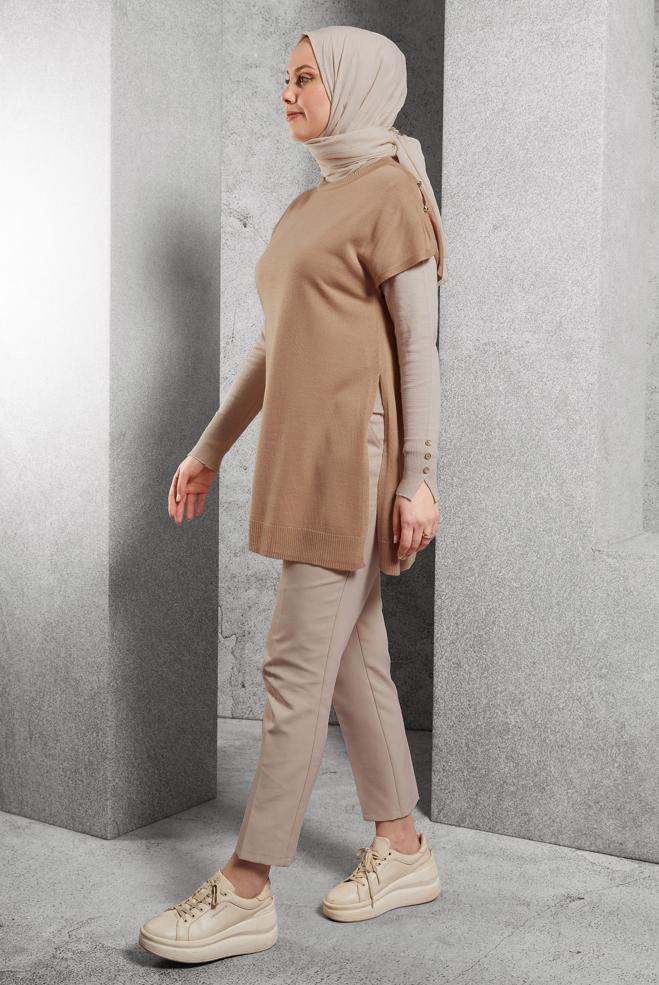 Tesettür giyim BEJ DÜĞME DETAYLI TRİKO PANÇO 43125 - ALVİNA
