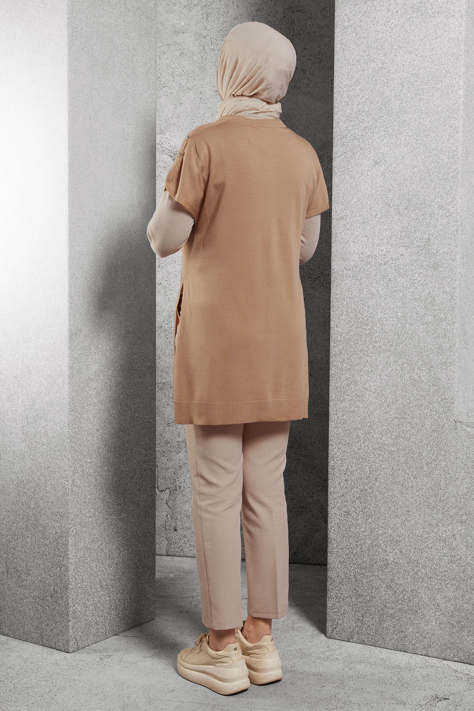 Tesettür giyim BEJ DÜĞME DETAYLI TRİKO PANÇO 43125