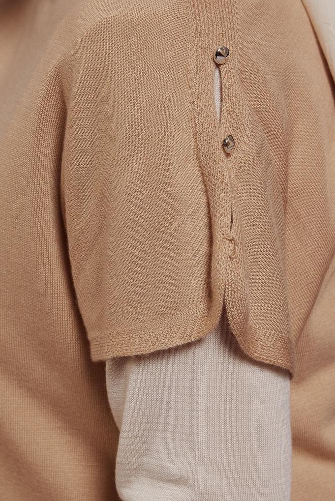 Tesettür giyim BEJ DÜĞME DETAYLI TRİKO PANÇO 43125 - ALVİNA