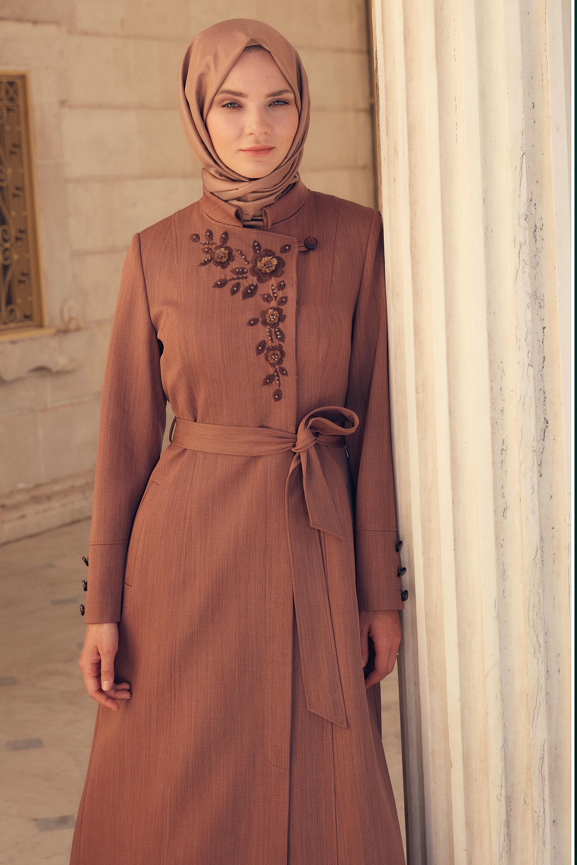 Tesettür giyim TURUNCU ÇİÇEK İŞLEMELİ KUŞAKLI PARDESÜ 10652