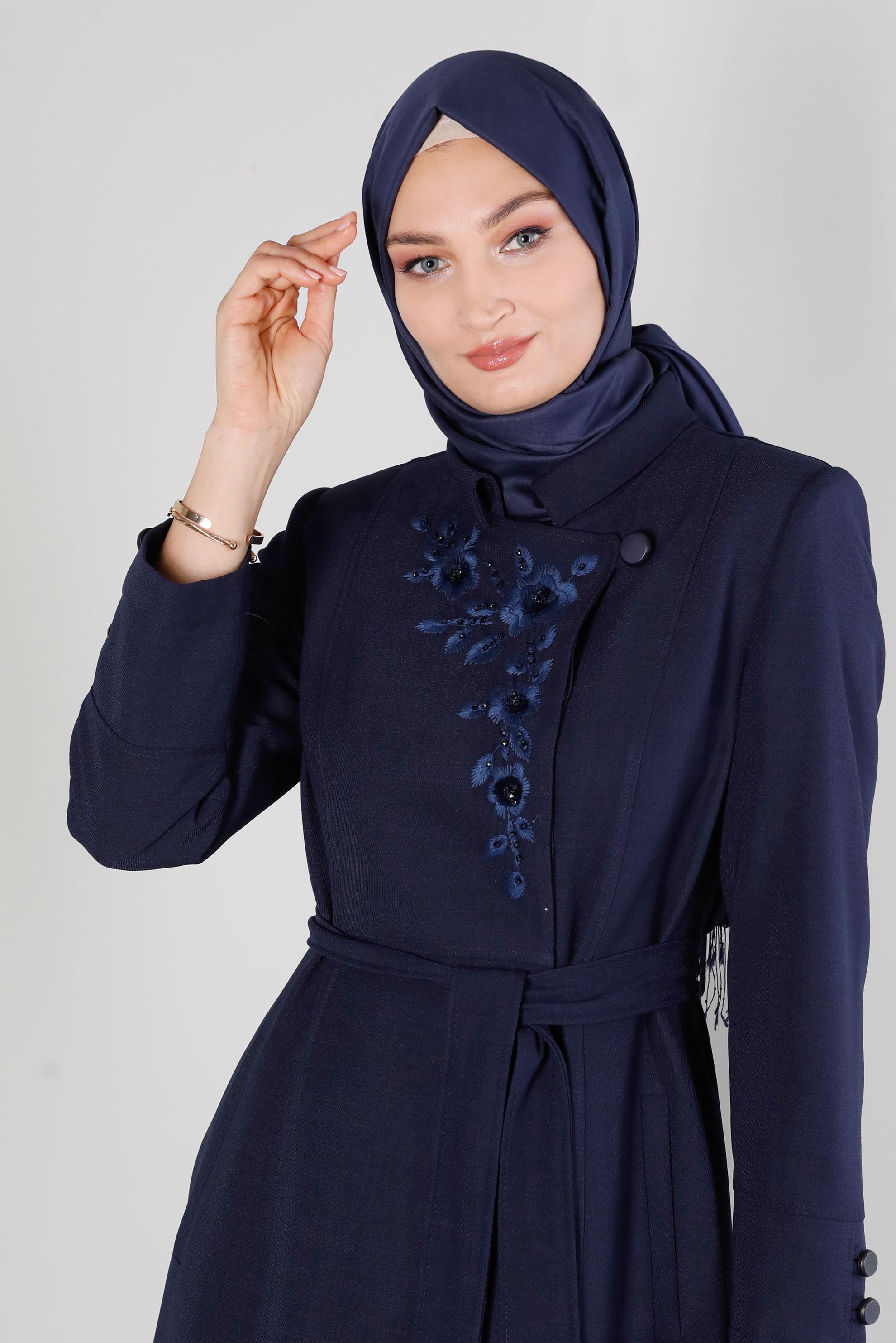 Tesettür giyim LACİVERT ÇİÇEK İŞLEMELİ KUŞAKLI PARDESÜ 10652