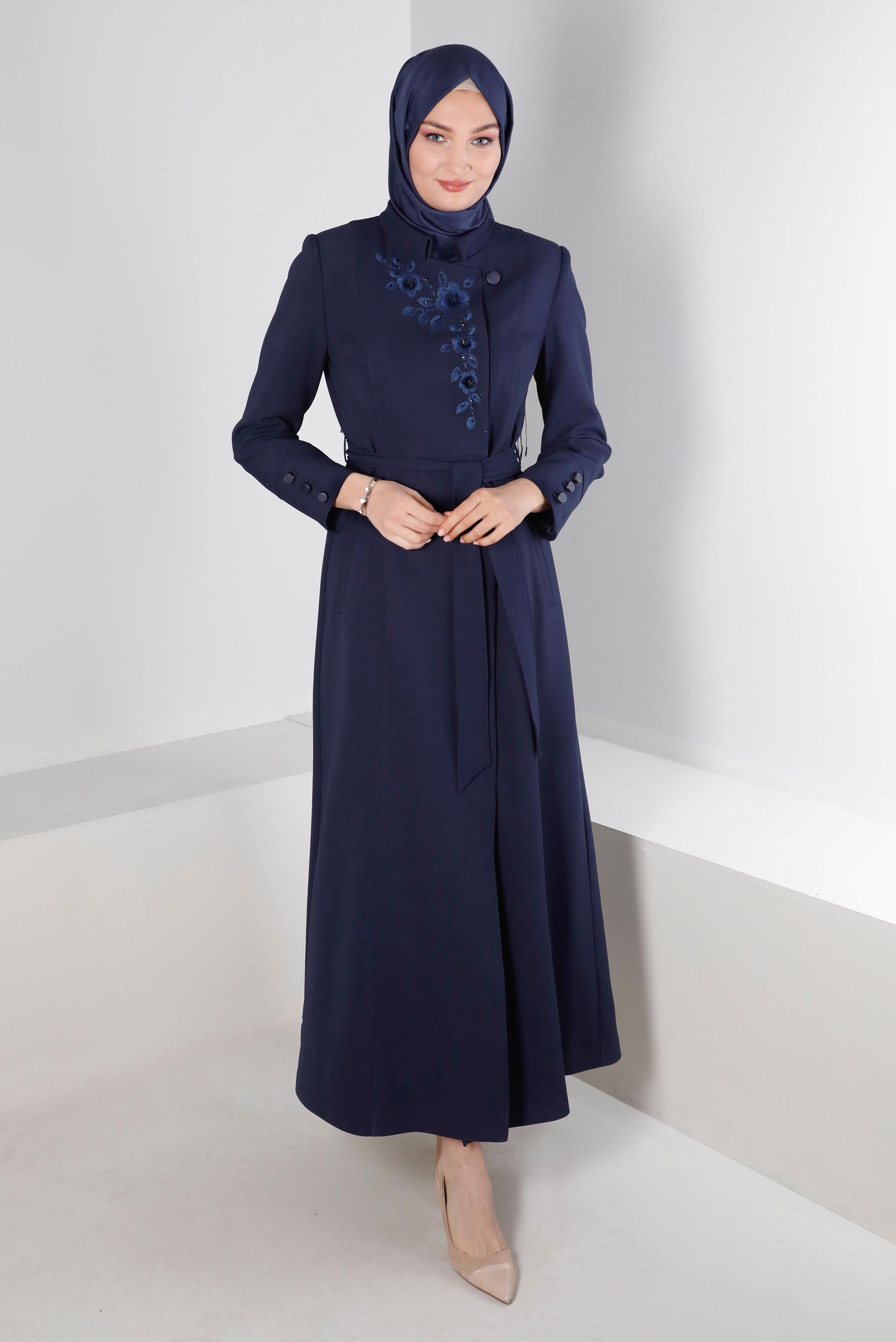 Tesettür giyim LACİVERT ÇİÇEK İŞLEMELİ KUŞAKLI PARDESÜ 10652
