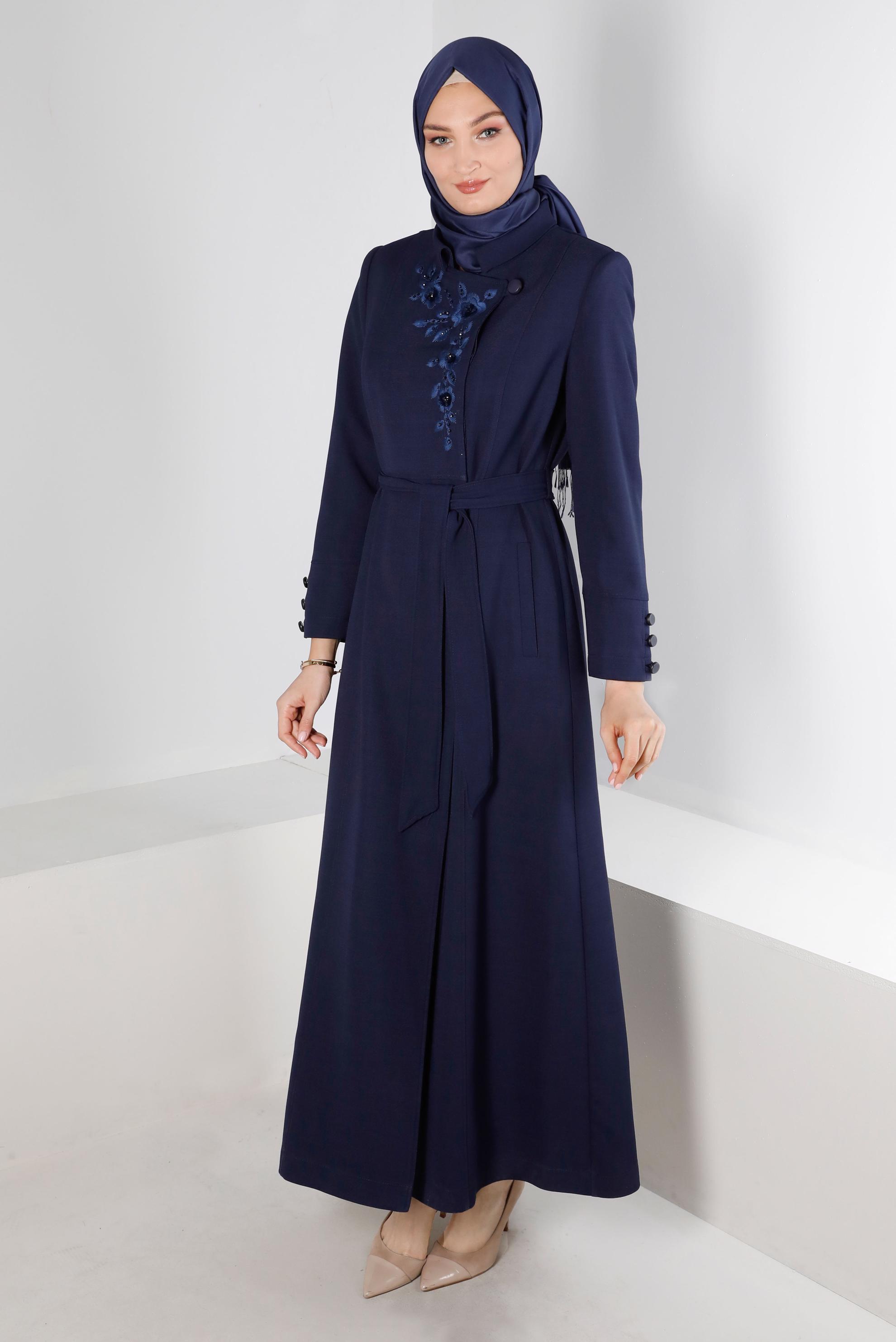 Tesettür giyim LACİVERT ÇİÇEK İŞLEMELİ KUŞAKLI PARDESÜ 10652