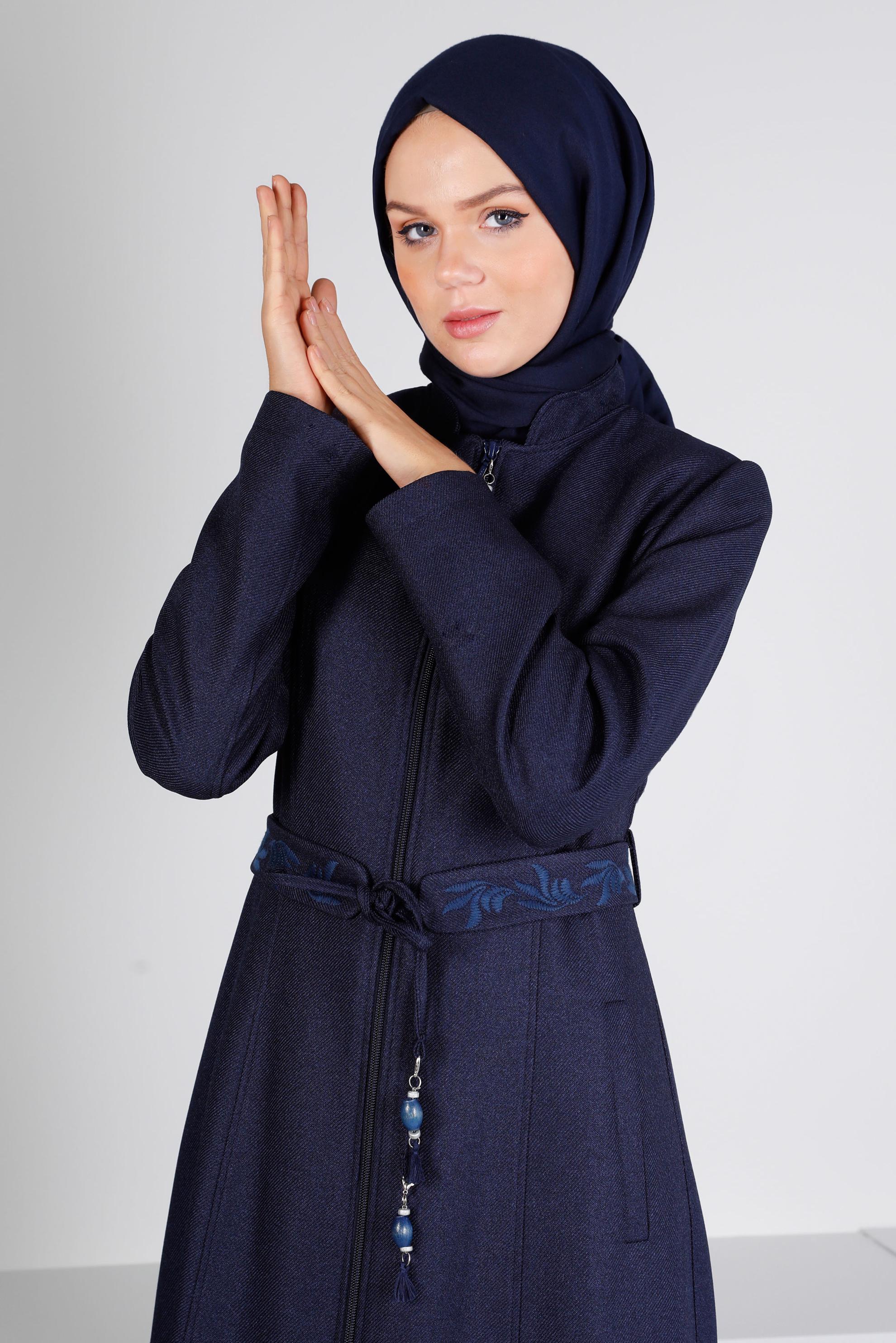 Tesettür giyim LACİVERT NAKIŞLI KUŞAKLI PARDESÜ 10678