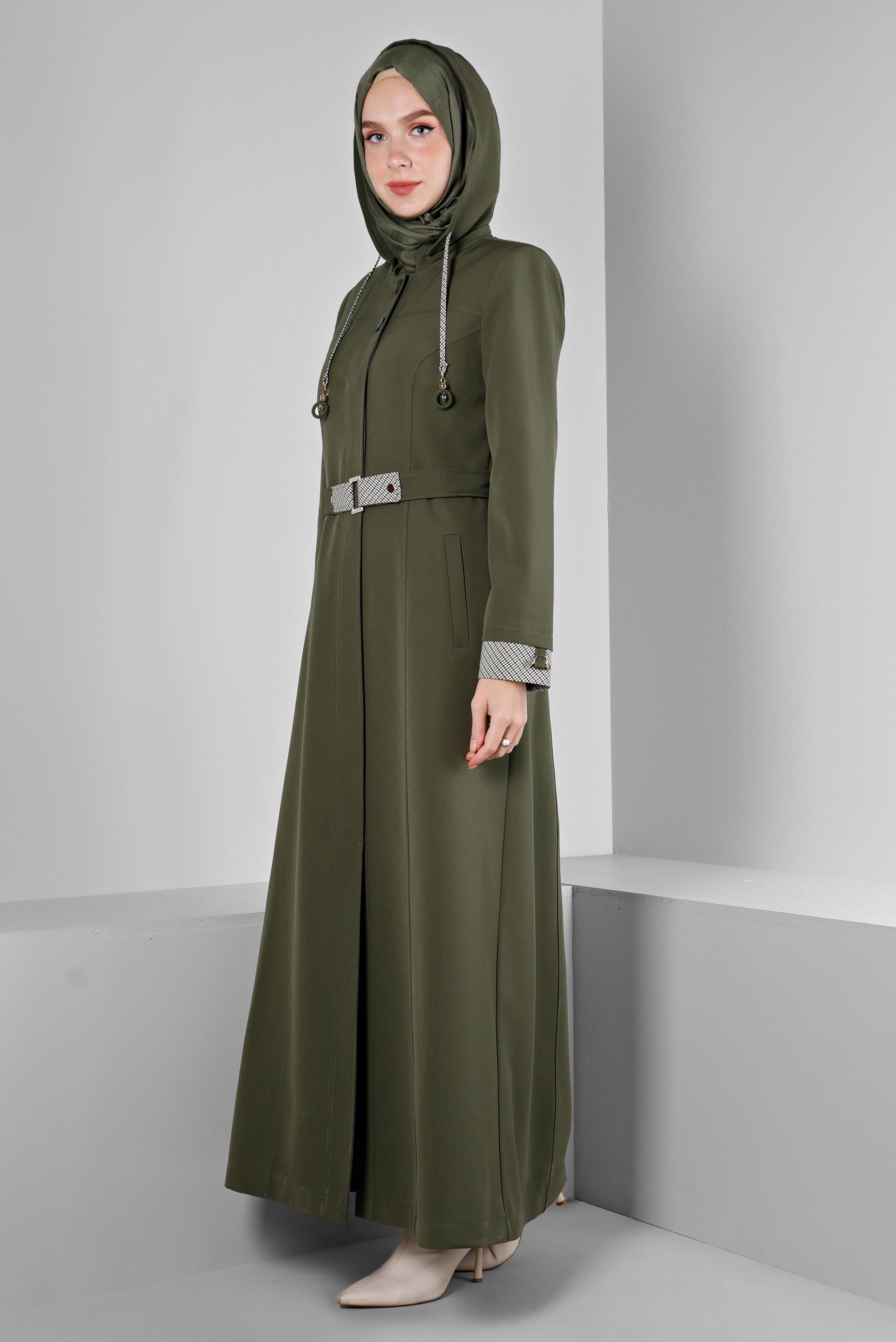 Tesettür giyim HAKİ MANŞETLERİ EKOSE DESENLİ KAPÜŞONLU PARDESÜ 10684 