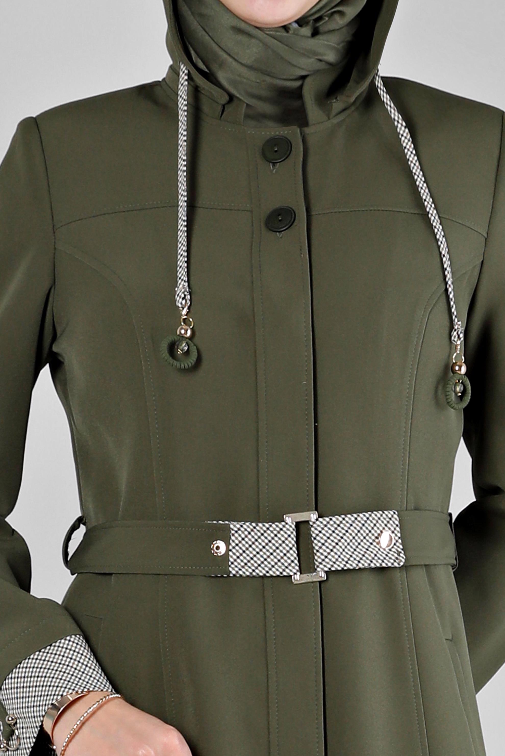 Tesettür giyim HAKİ MANŞETLERİ EKOSE DESENLİ KAPÜŞONLU PARDESÜ 10684 