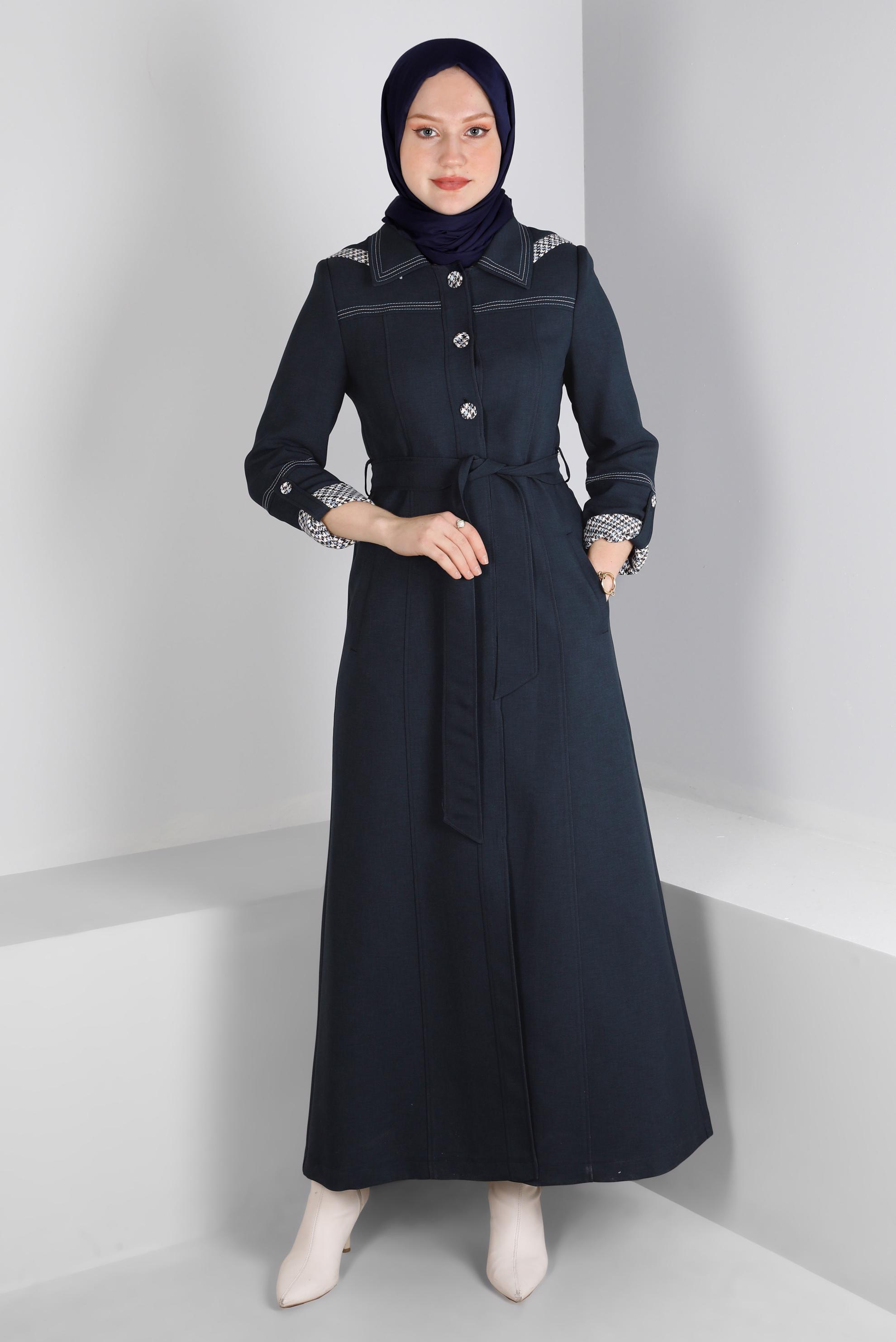 Tesettür giyim LACİVERT BELİ KUŞAKLI KAZAYAĞI DESEN DETAYLI PARDESÜ 10686 