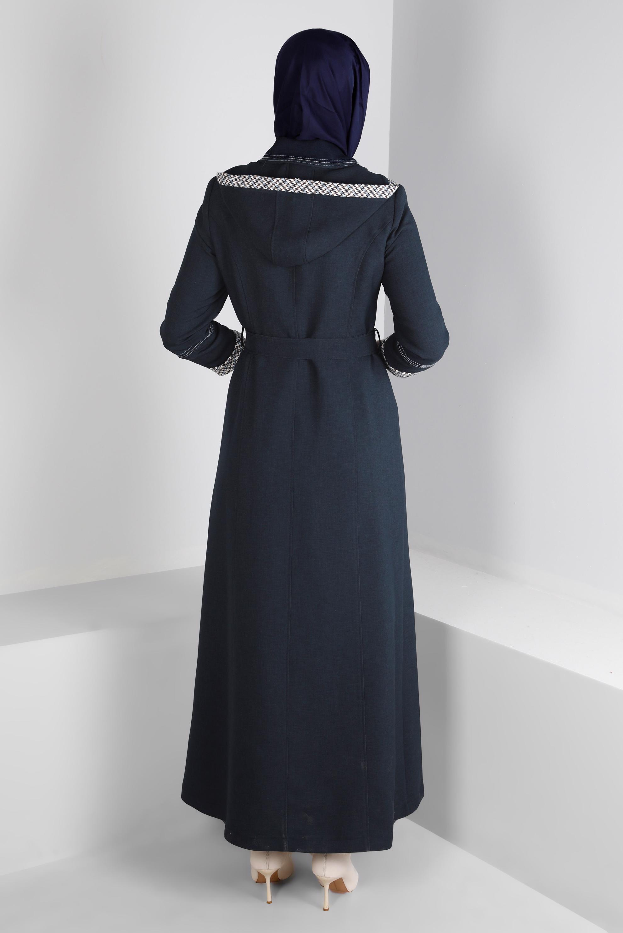 Tesettür giyim LACİVERT BELİ KUŞAKLI KAZAYAĞI DESEN DETAYLI PARDESÜ 10686 