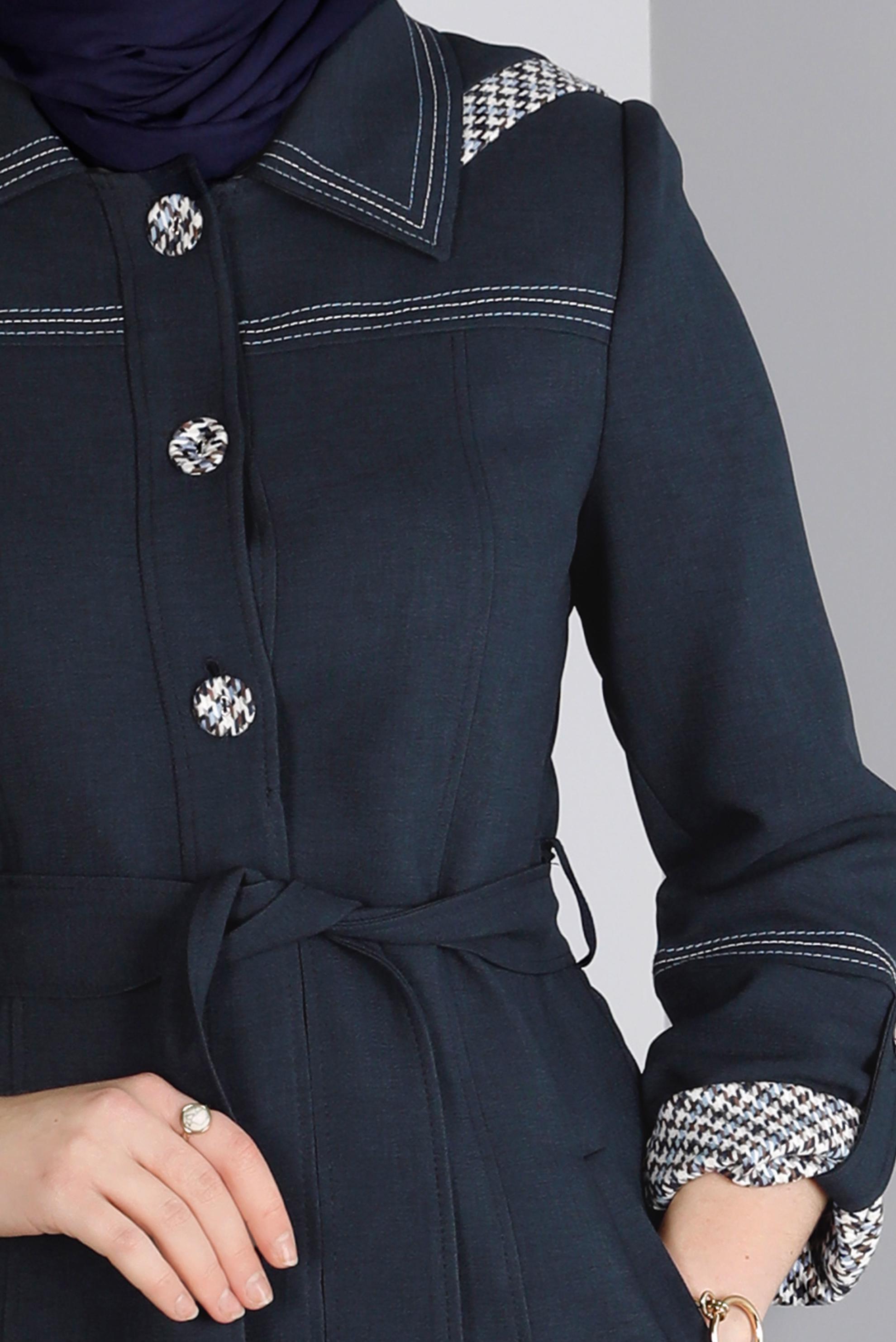 Tesettür giyim LACİVERT BELİ KUŞAKLI KAZAYAĞI DESEN DETAYLI PARDESÜ 10686 