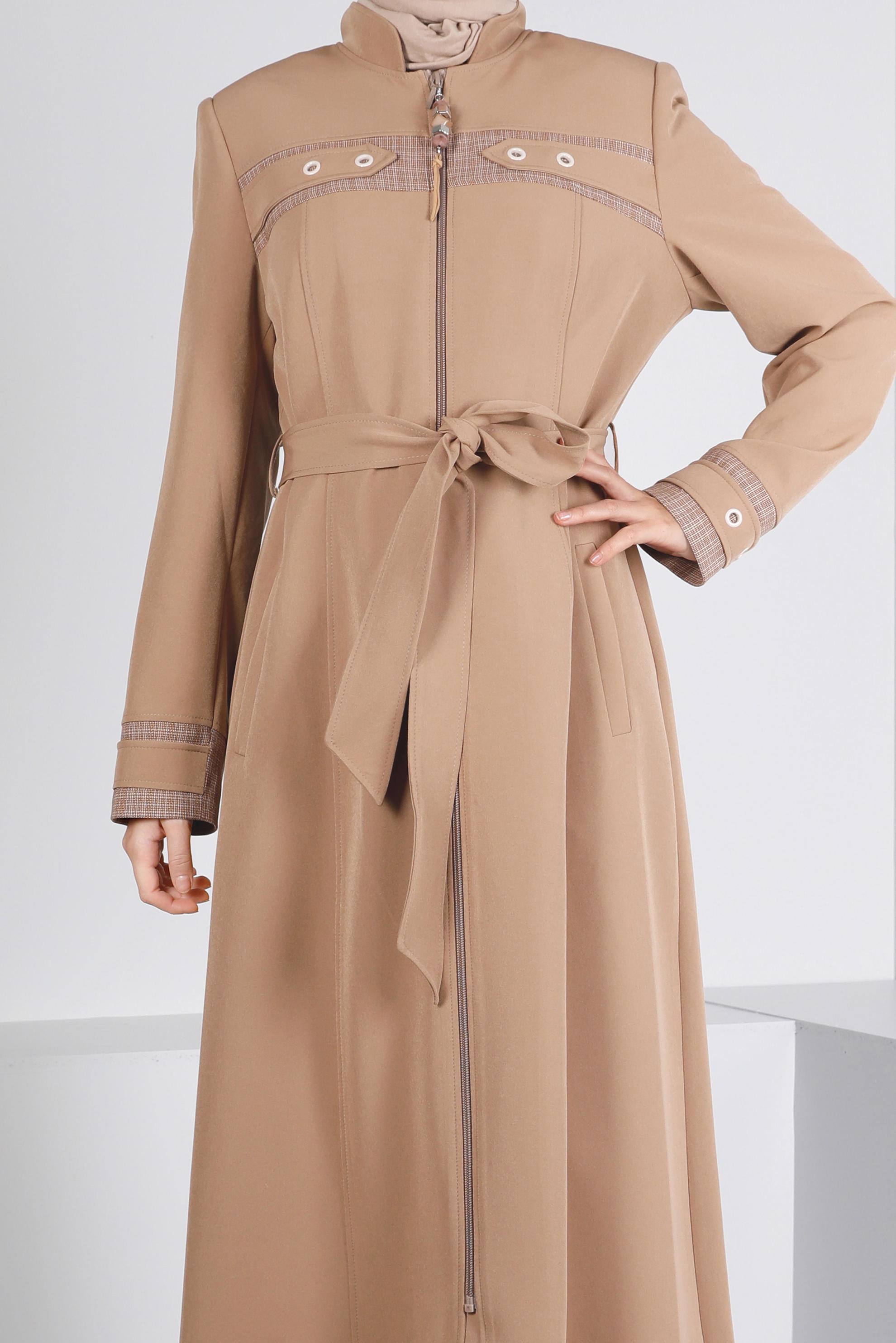 Tesettür giyim BEJ KUŞAKLI FERMUARLI PARDESÜ 10687