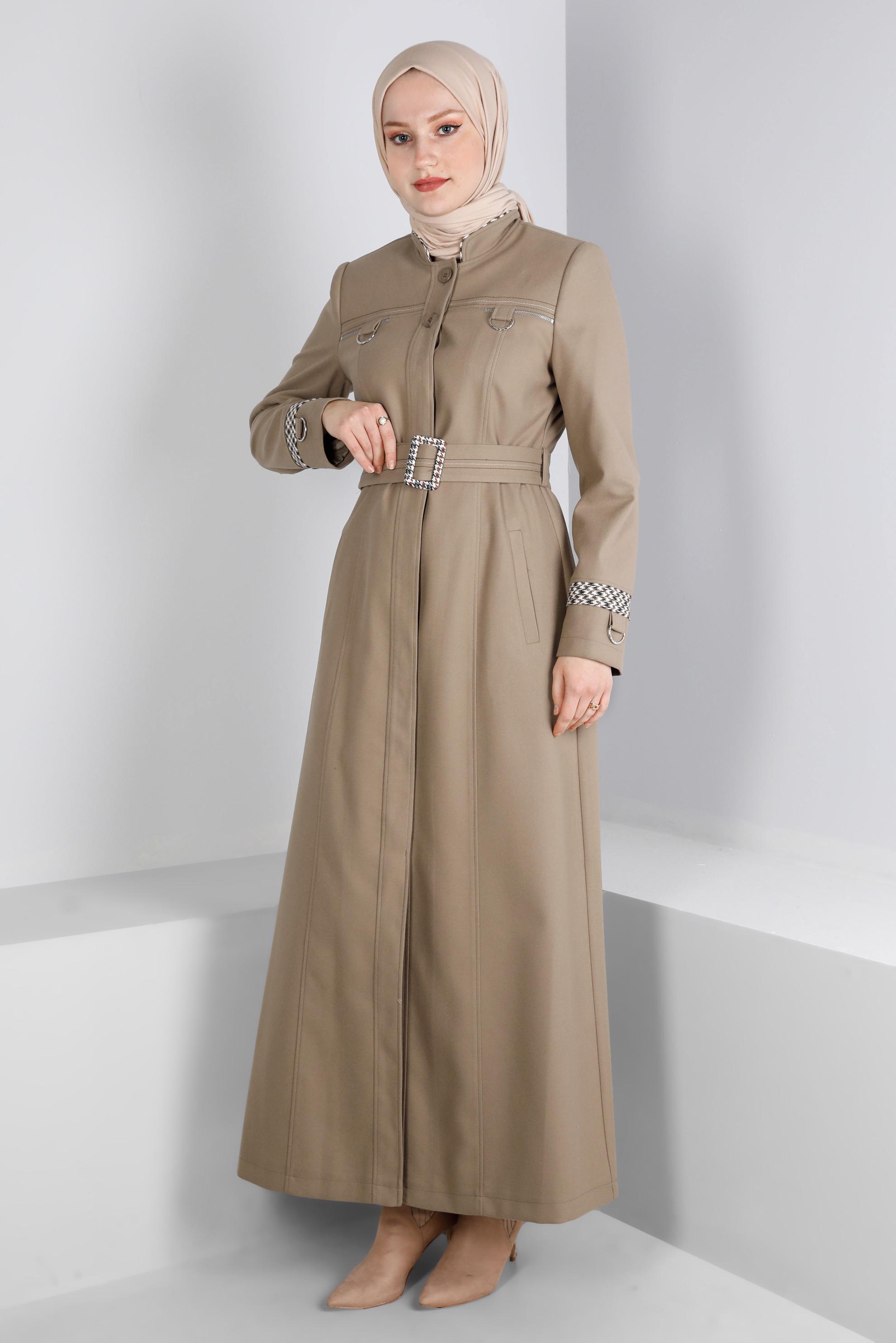 Tesettür giyim BEJ GİZLİ DÜĞMELİ HAKİM YAKA PARDESÜ 10691
