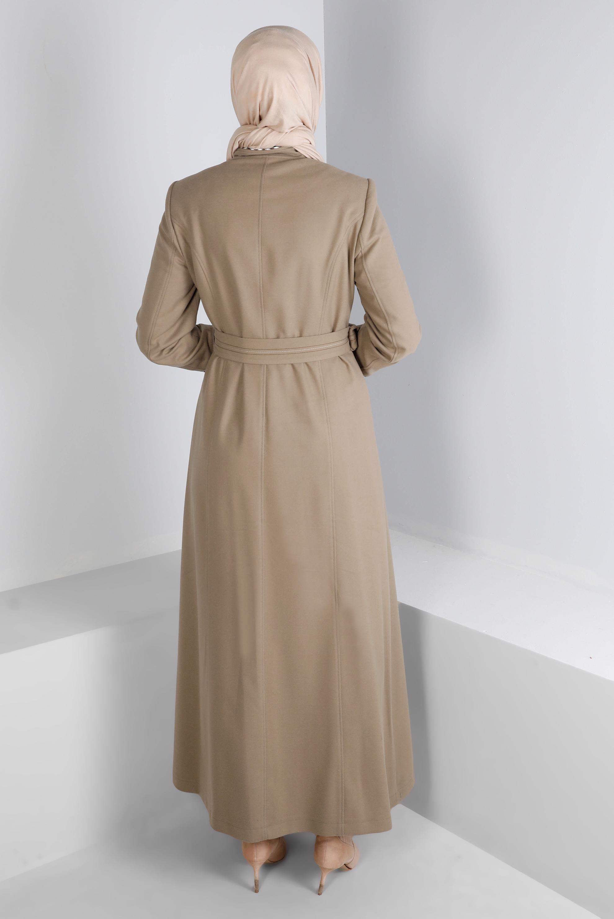 Tesettür giyim BEJ GİZLİ DÜĞMELİ HAKİM YAKA PARDESÜ 10691