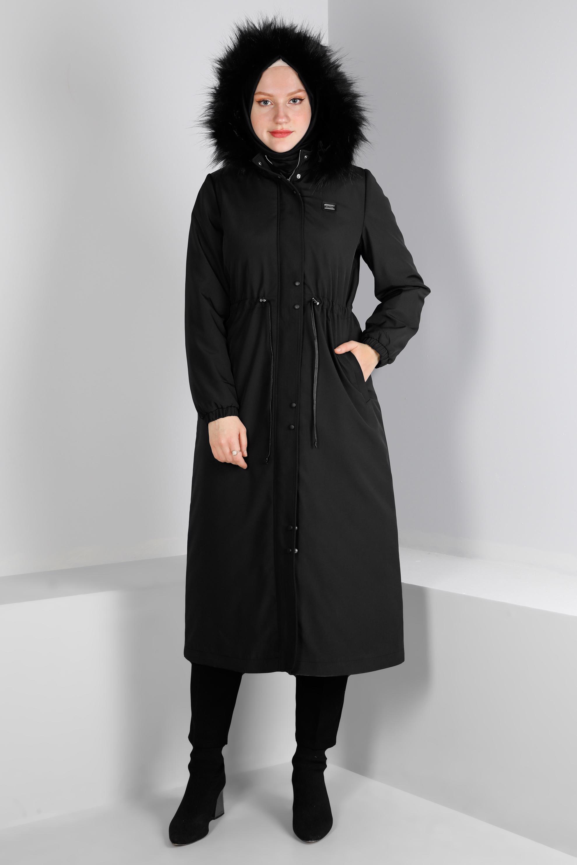 Tesettür giyim SİYAH KAPÜŞONU KÜRKLÜ BELİ BÜZGÜLÜ PARKA 90369