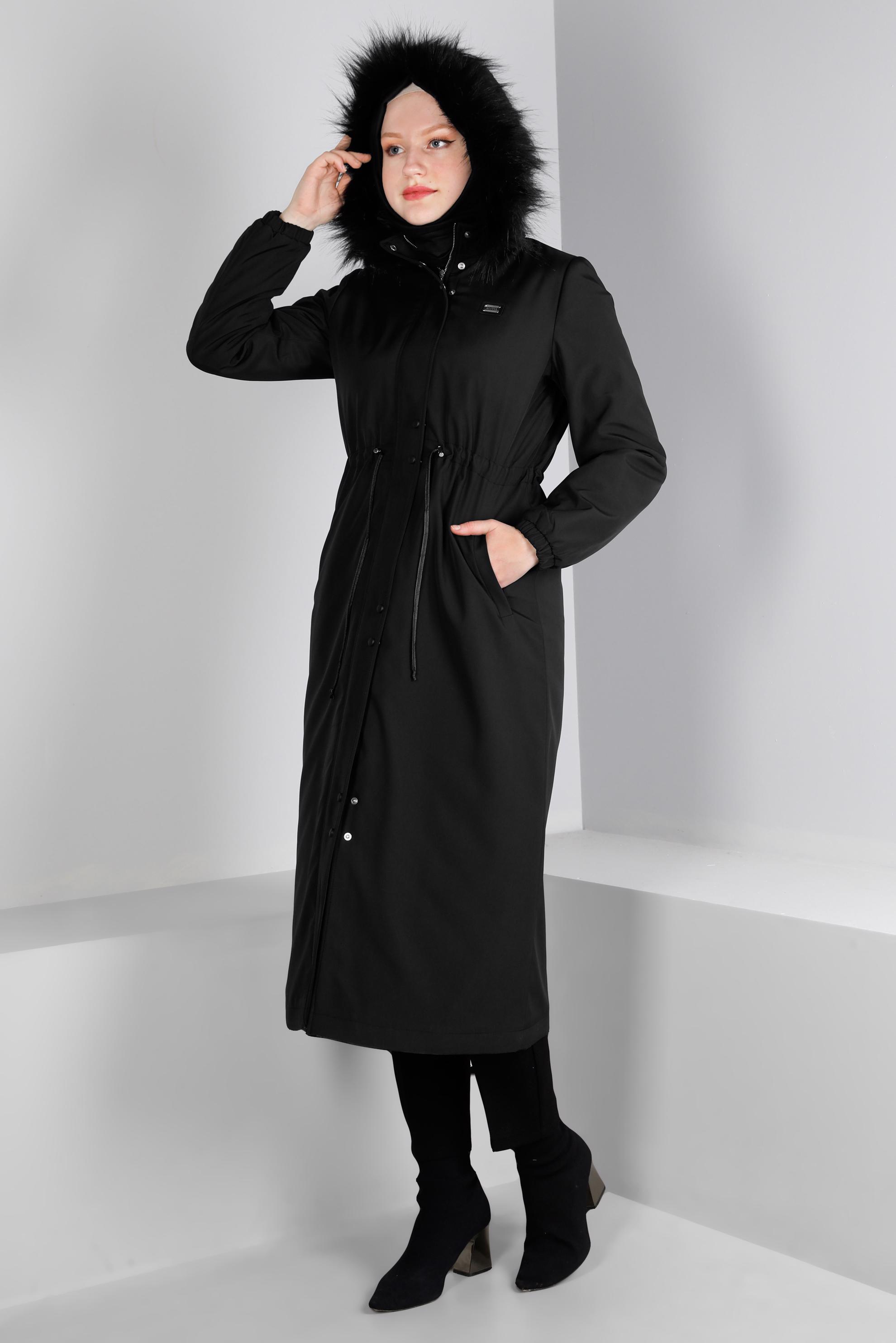 Tesettür giyim SİYAH KAPÜŞONU KÜRKLÜ BELİ BÜZGÜLÜ PARKA 90369