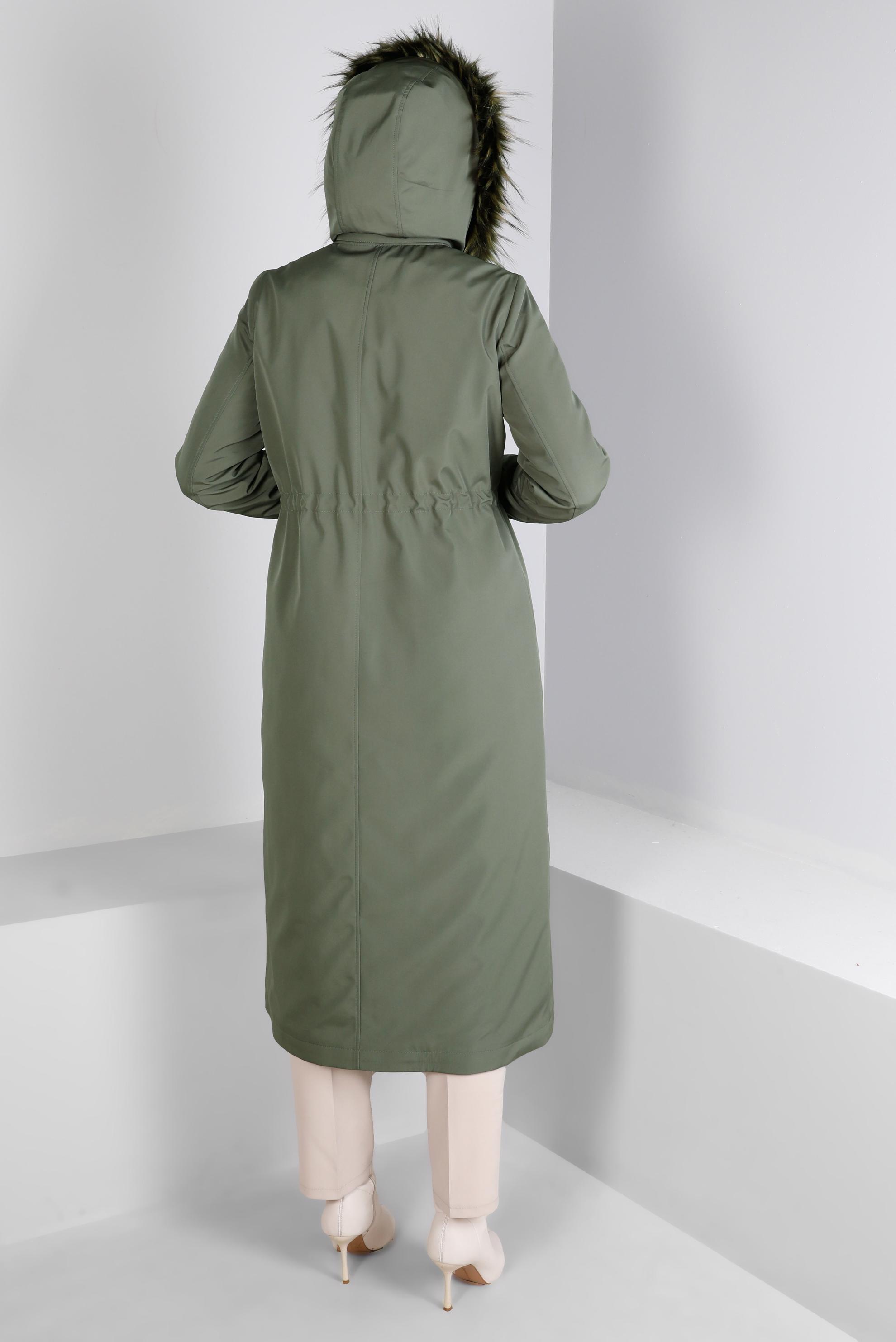 Tesettür giyim HAKİ KAPÜŞONU KÜRKLÜ BELİ BÜZGÜLÜ PARKA 90369