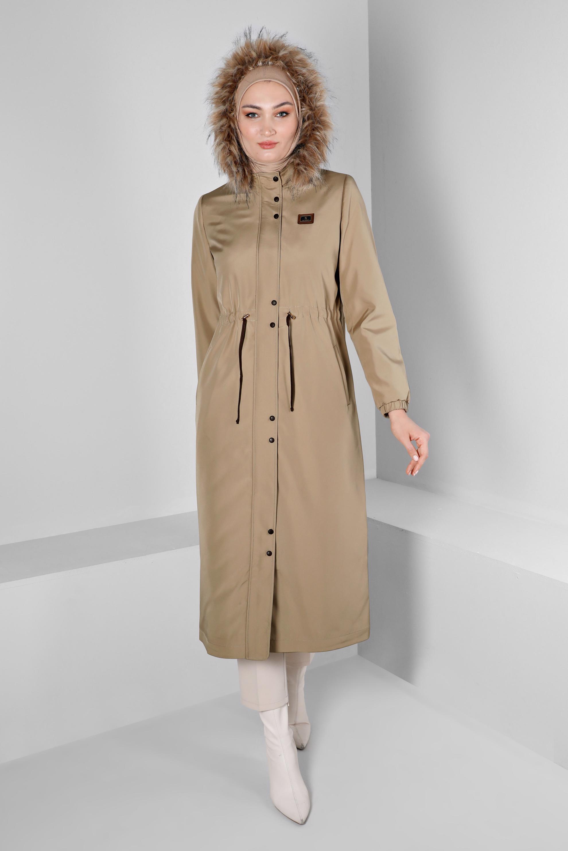 Tesettür giyim BEJ KAPÜŞONU KÜRKLÜ BELİ BÜZGÜLÜ PARKA 90369