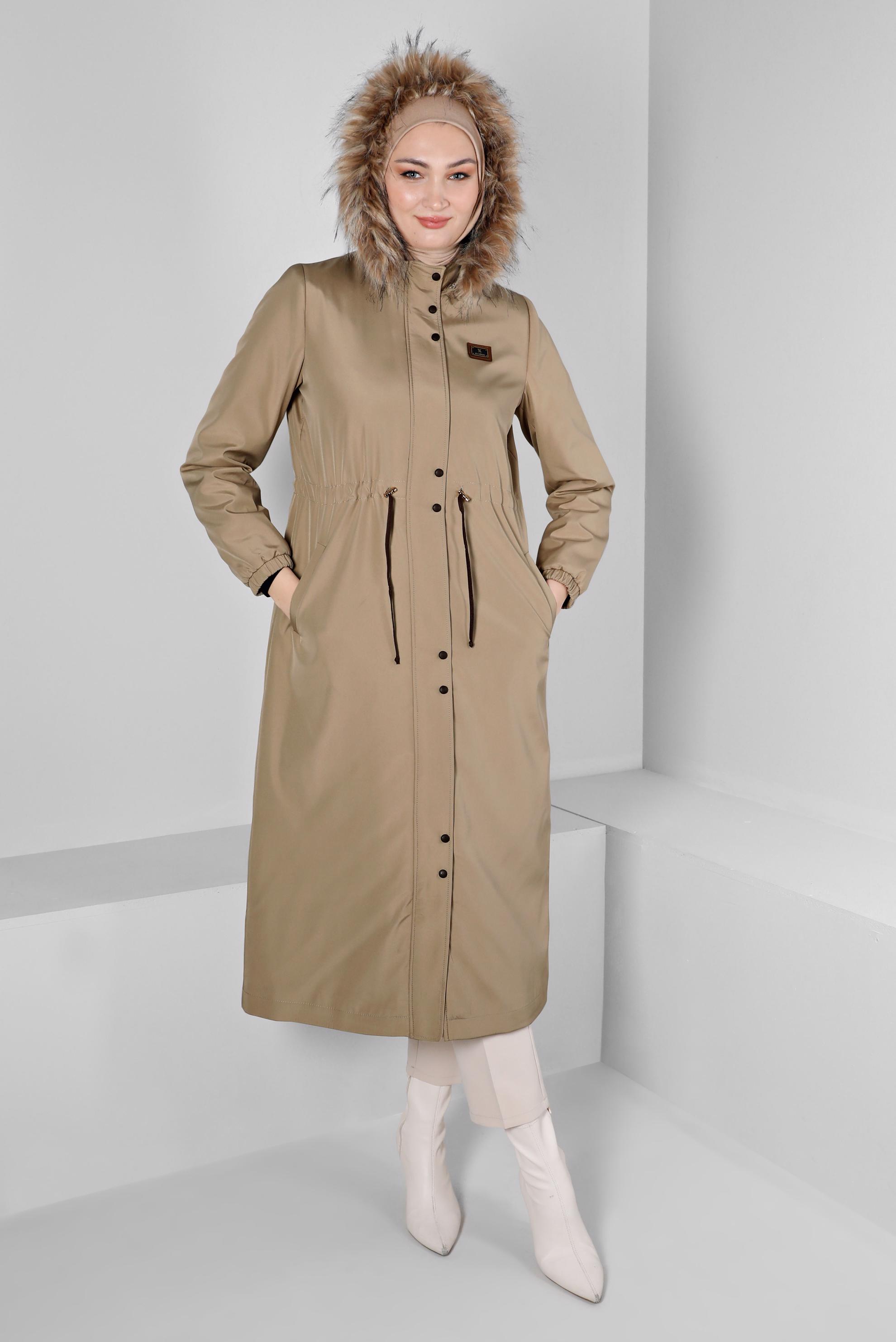 Tesettür giyim BEJ KAPÜŞONU KÜRKLÜ BELİ BÜZGÜLÜ PARKA 90369