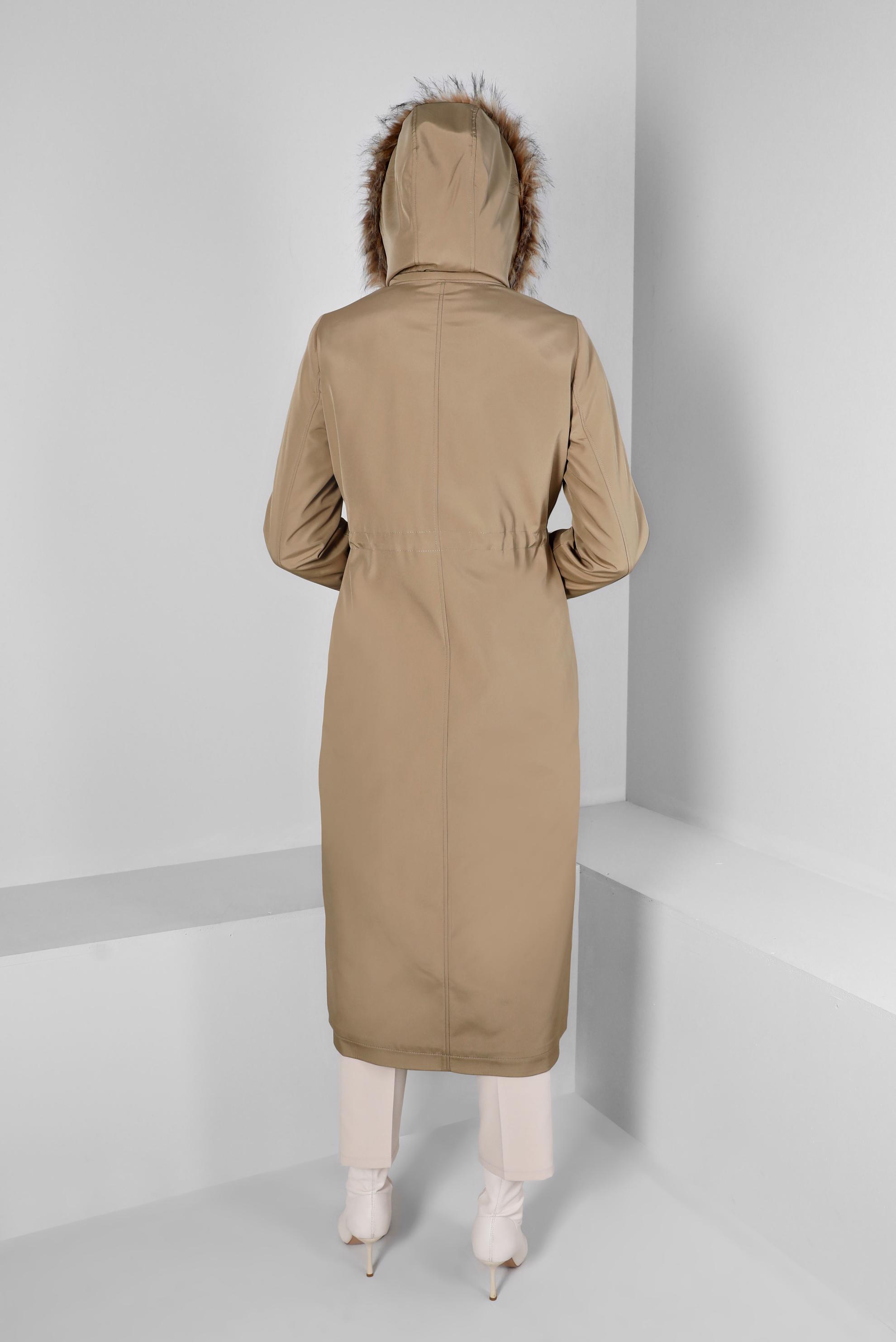 Tesettür giyim BEJ KAPÜŞONU KÜRKLÜ BELİ BÜZGÜLÜ PARKA 90369