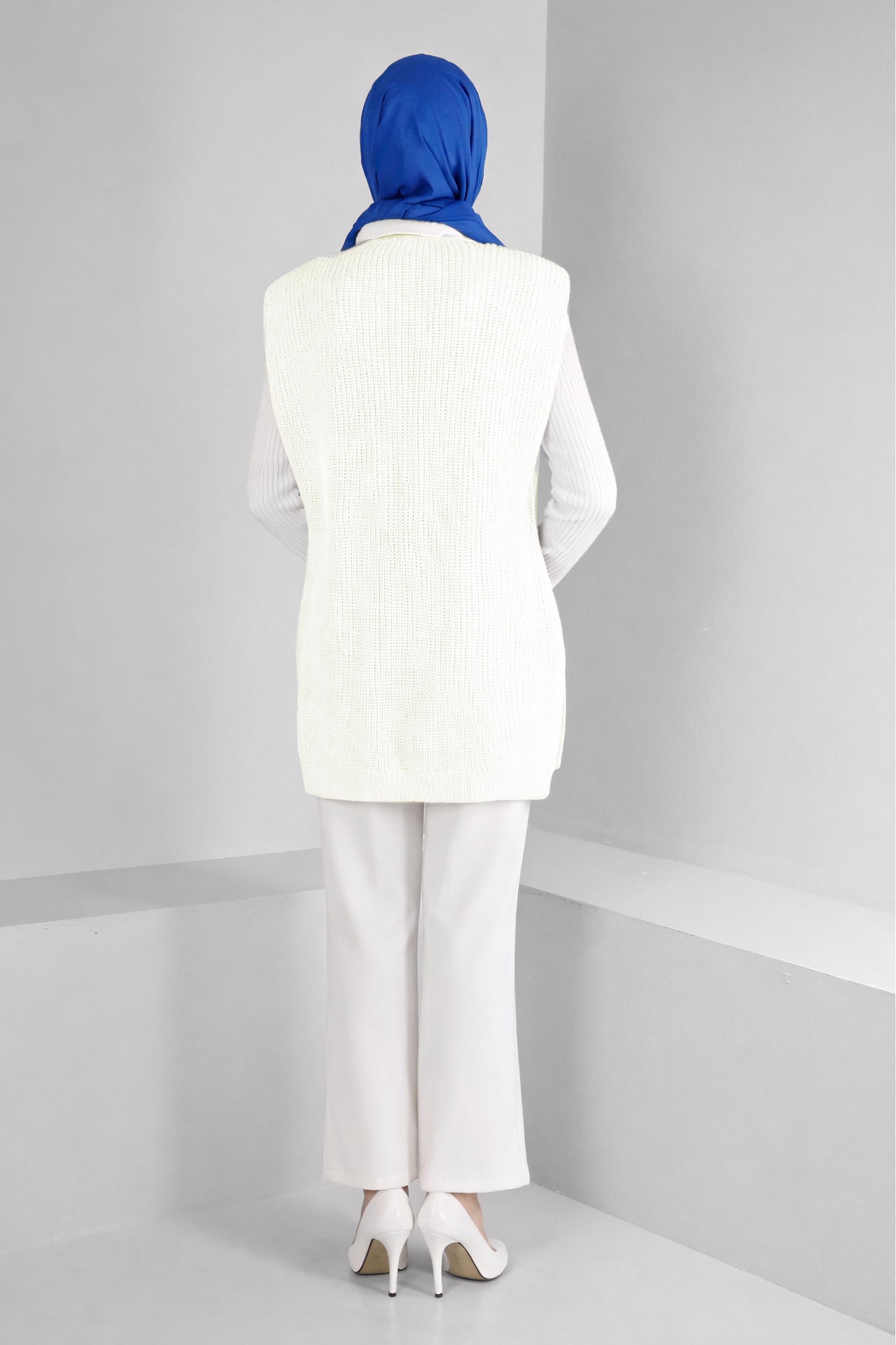 Vêtements hijab BLANC PULL EN MAILLE REMBOURRÉ AVEC DÉTAILS EN MAILLE TORSADÈE 43123