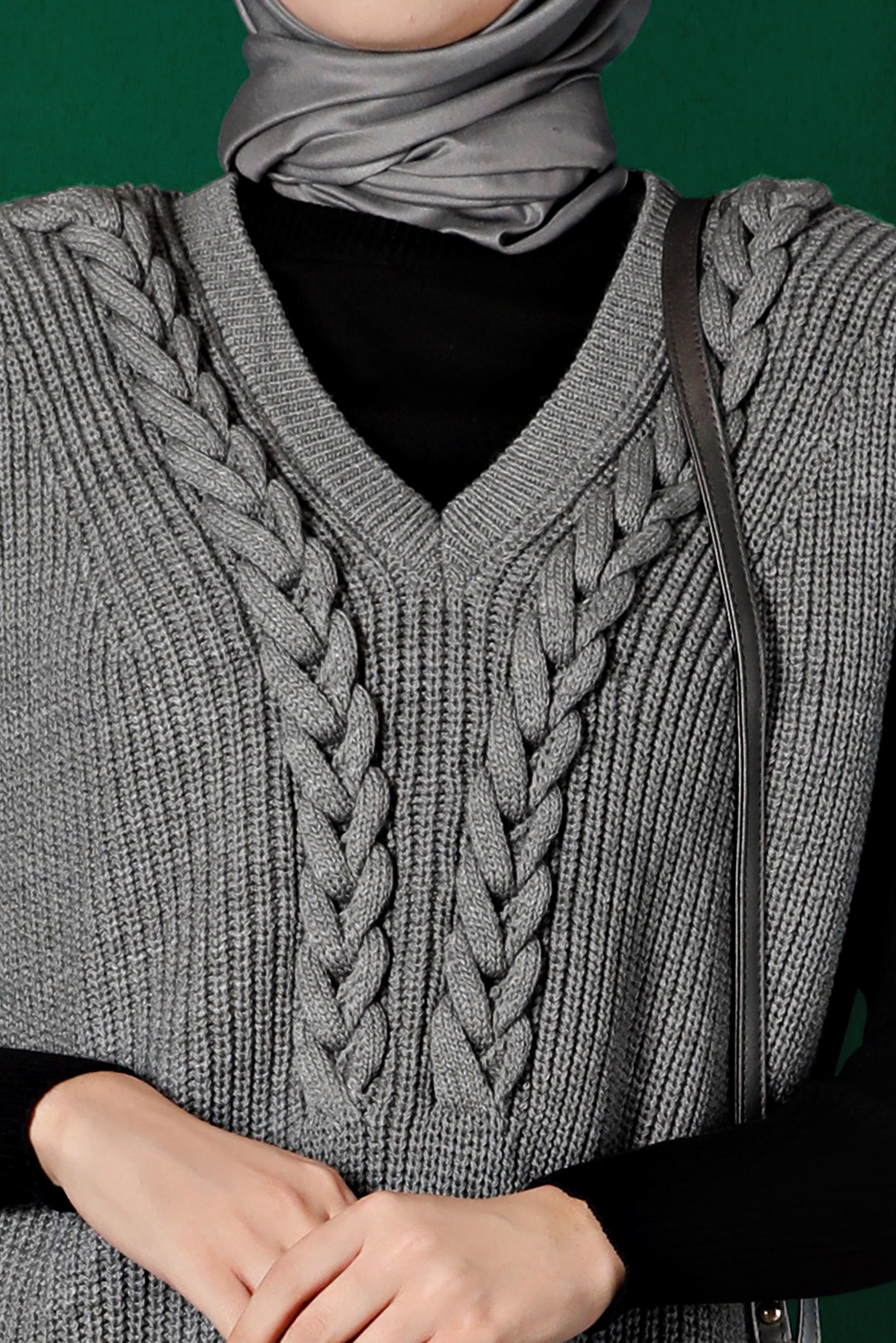 Vêtements hijab GRIS PULL EN MAILLE REMBOURRÉ AVEC DÉTAILS EN MAILLE TORSADÈE 43123