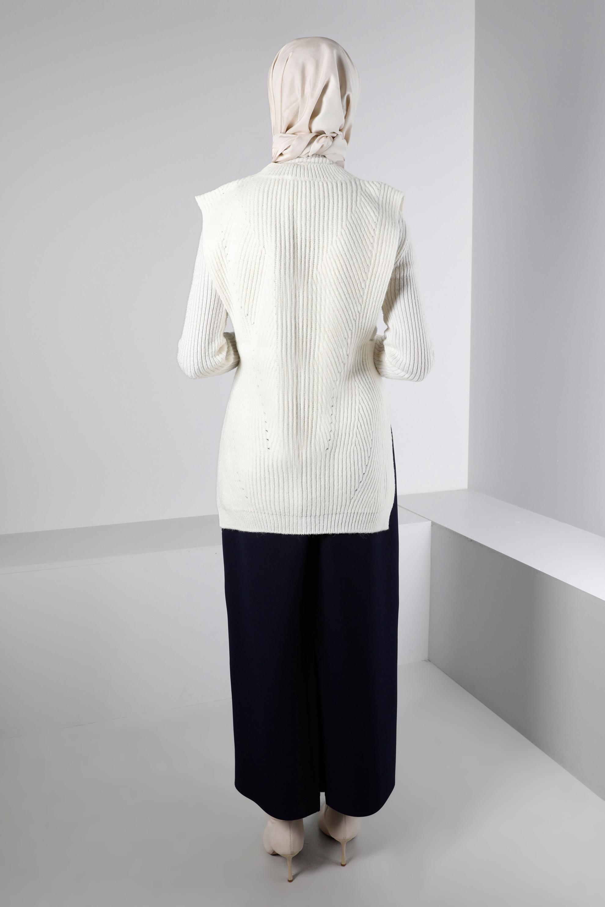 Tesettür giyim BEYAZ YANLARI DÜĞMELİ TRİKO SÜVETER 43245