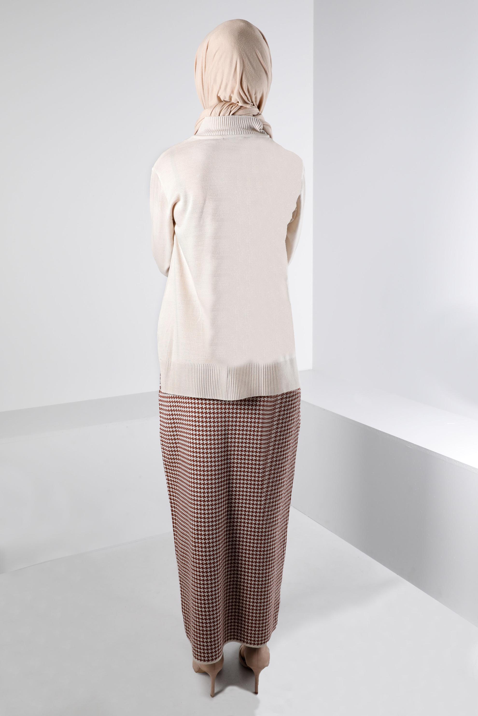 Tesettür giyim BEJ TAŞ DETAYLI DESENLİ TRİKO ETEKLİ TAKIM 43220 