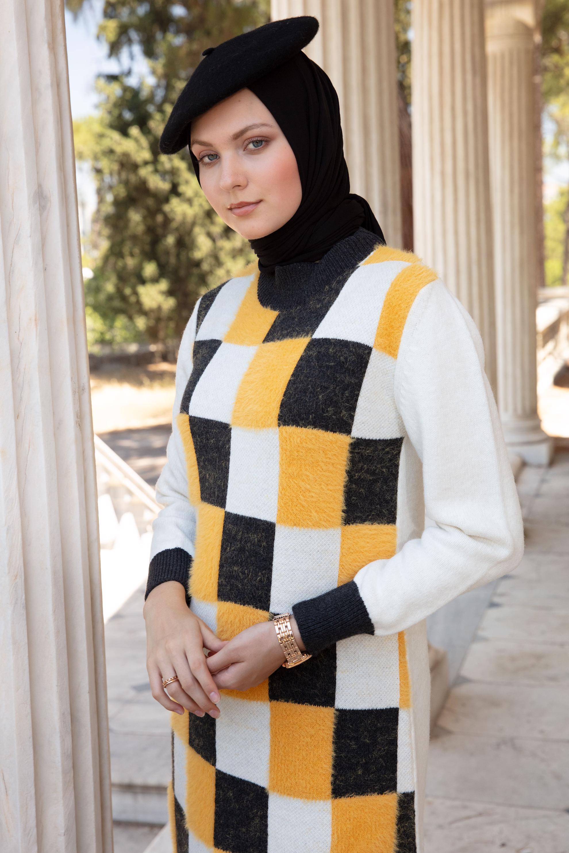 Vêtements hijab BEIGE TUNIQUE EN MAILLE COULEUR À CARREAUX 43243