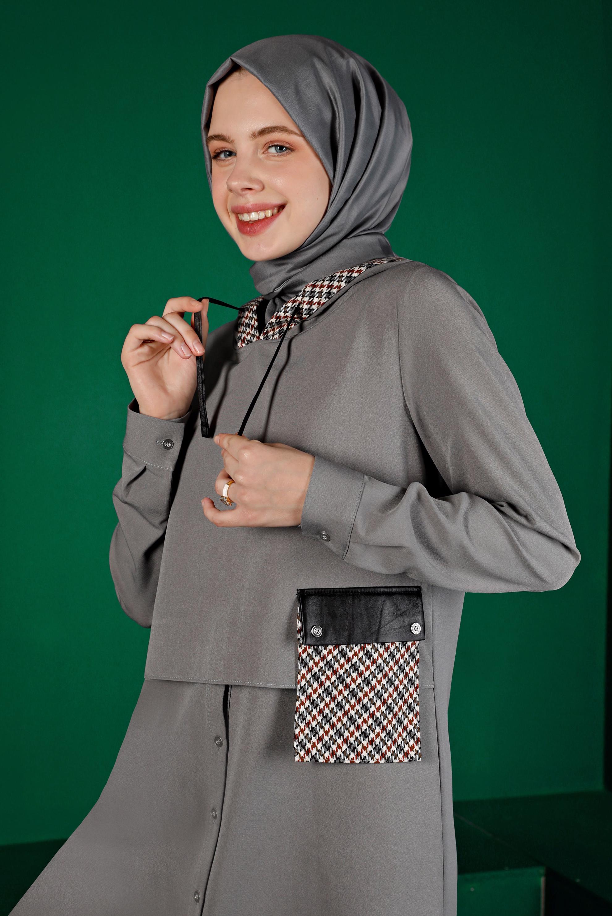 Tesettür giyim GRİ KAZAYAĞI DESENLİ CEPLİ TUNİK 43375