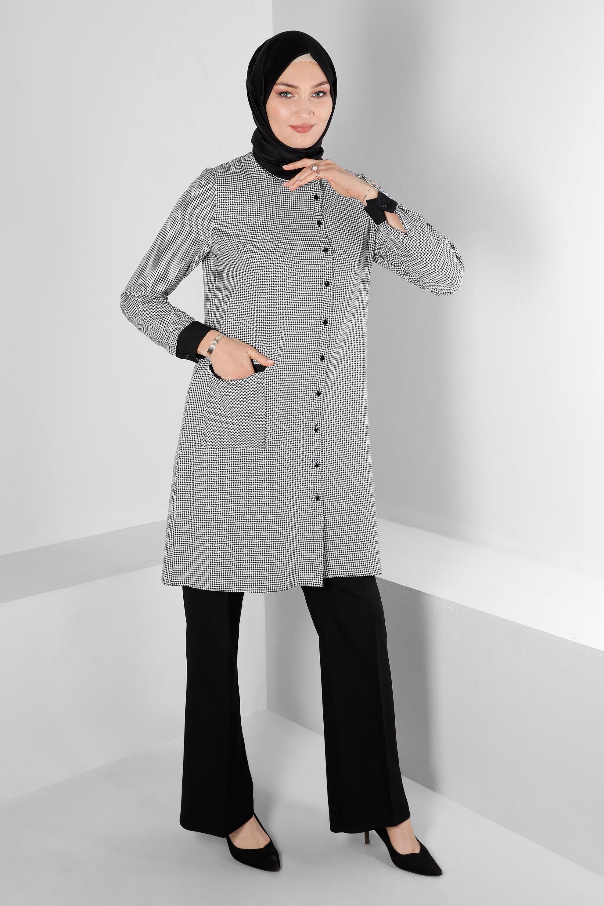 Tesettür giyim SİYAH CEBİ TAŞLI KAZAYAĞI DESENLİ TUNİK 43398