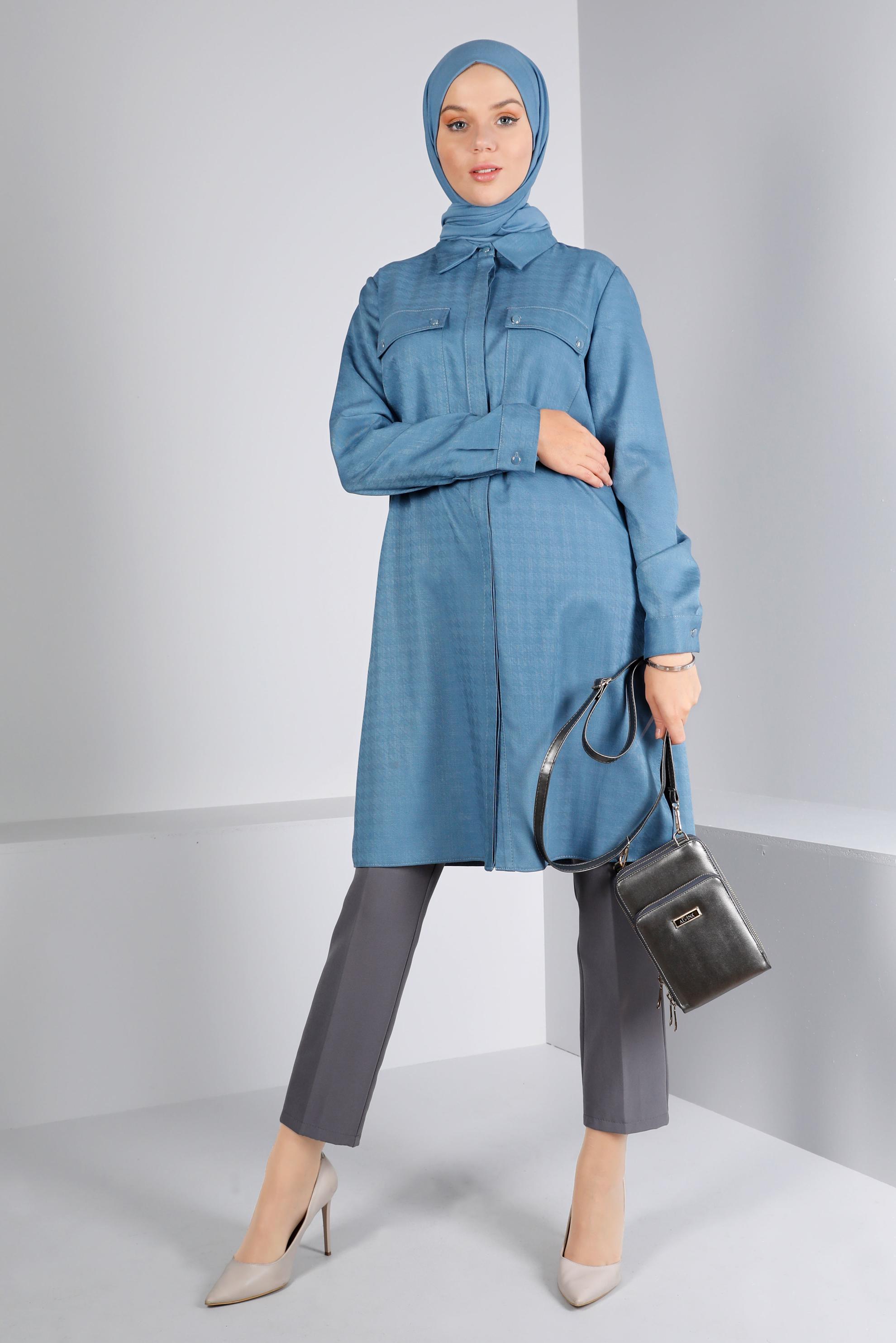 Tesettür giyim MAVİ KAZAYAĞI DOKULU CEPLİ TUNİK 43423 
