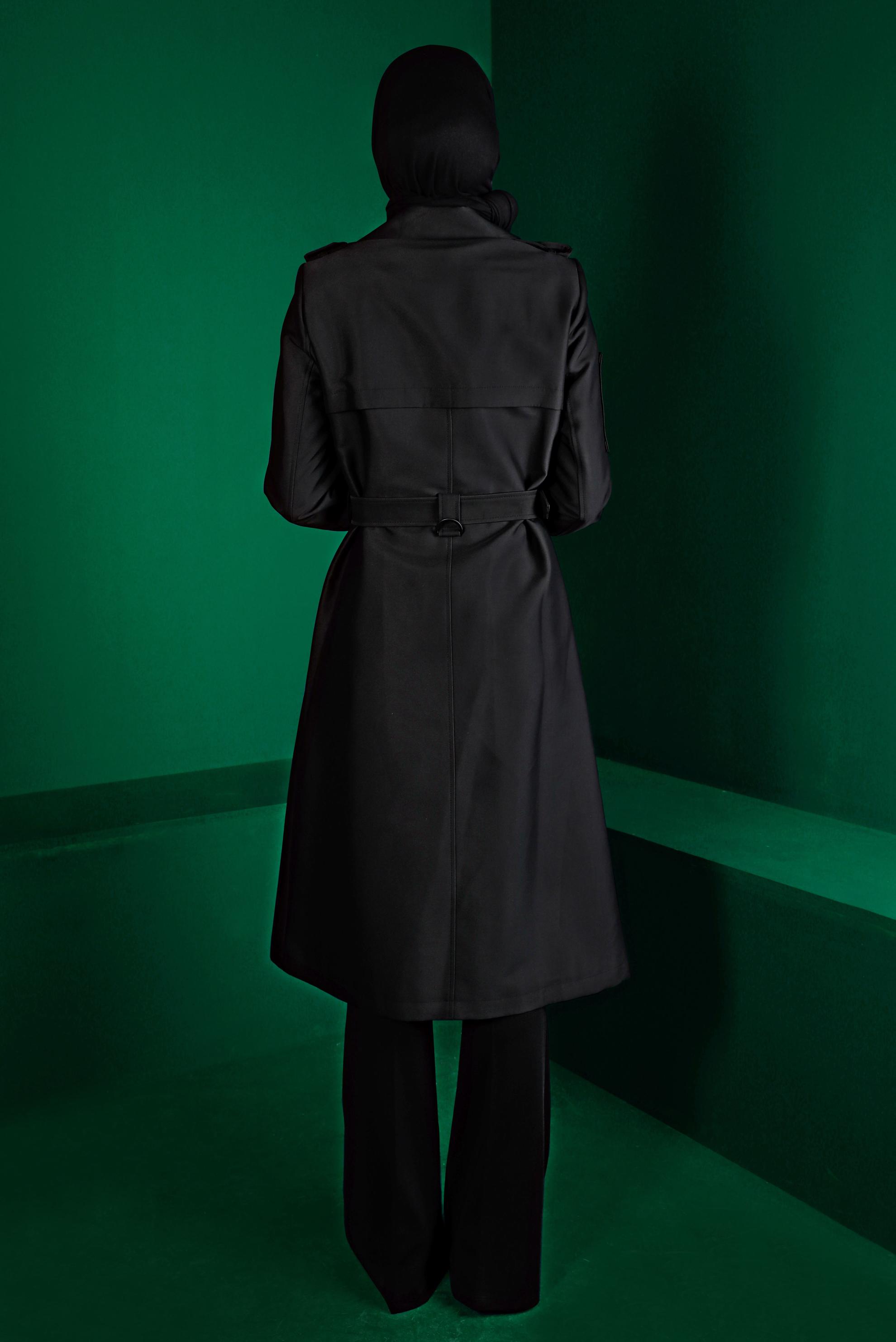 Tesettür giyim SİYAH MANŞETLERİ LASTİKLİ DÜĞMELİ TRENÇKOT 10467 