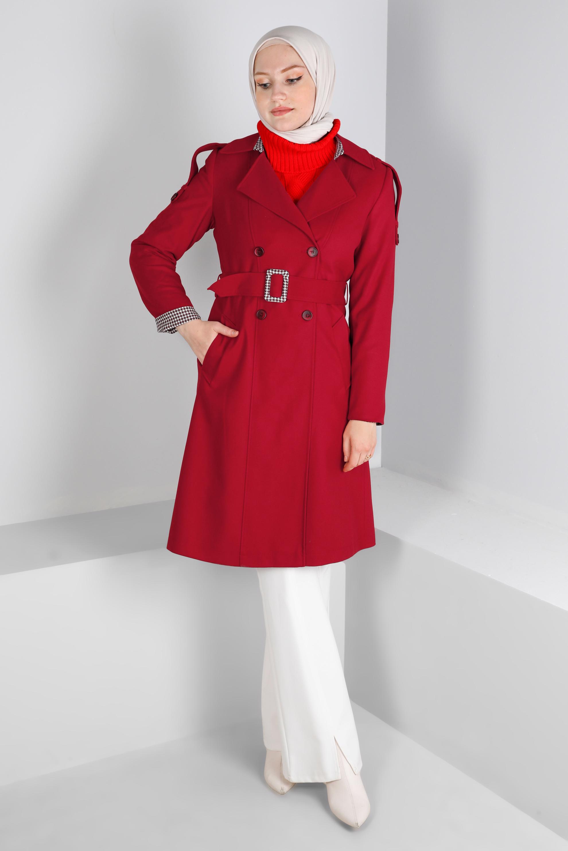Tesettür giyim KIRMIZI KAZAYAĞI DESEN DETAYLI DÜĞMELİ TRENÇKOT 10680
