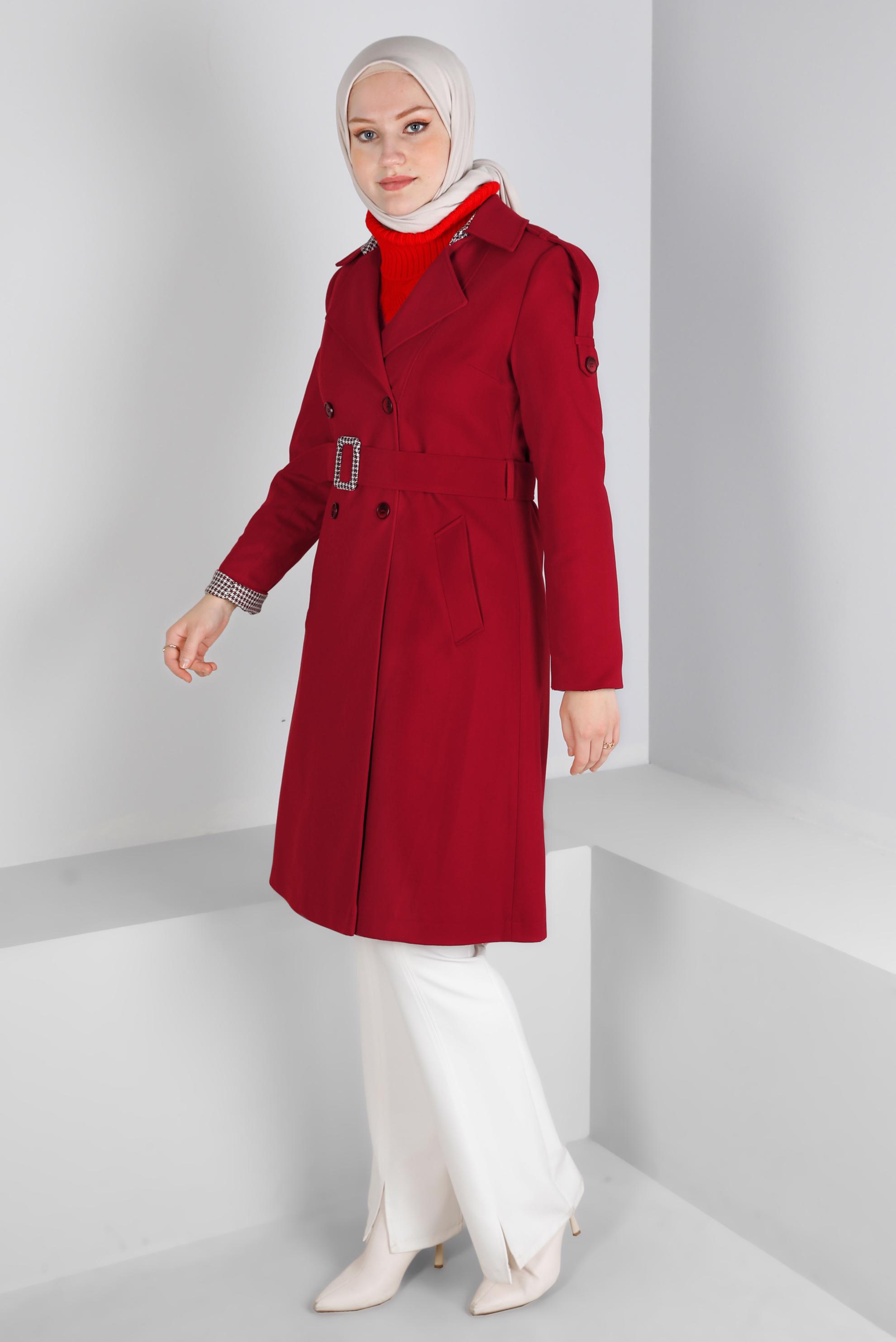 Tesettür giyim KIRMIZI KAZAYAĞI DESEN DETAYLI DÜĞMELİ TRENÇKOT 10680