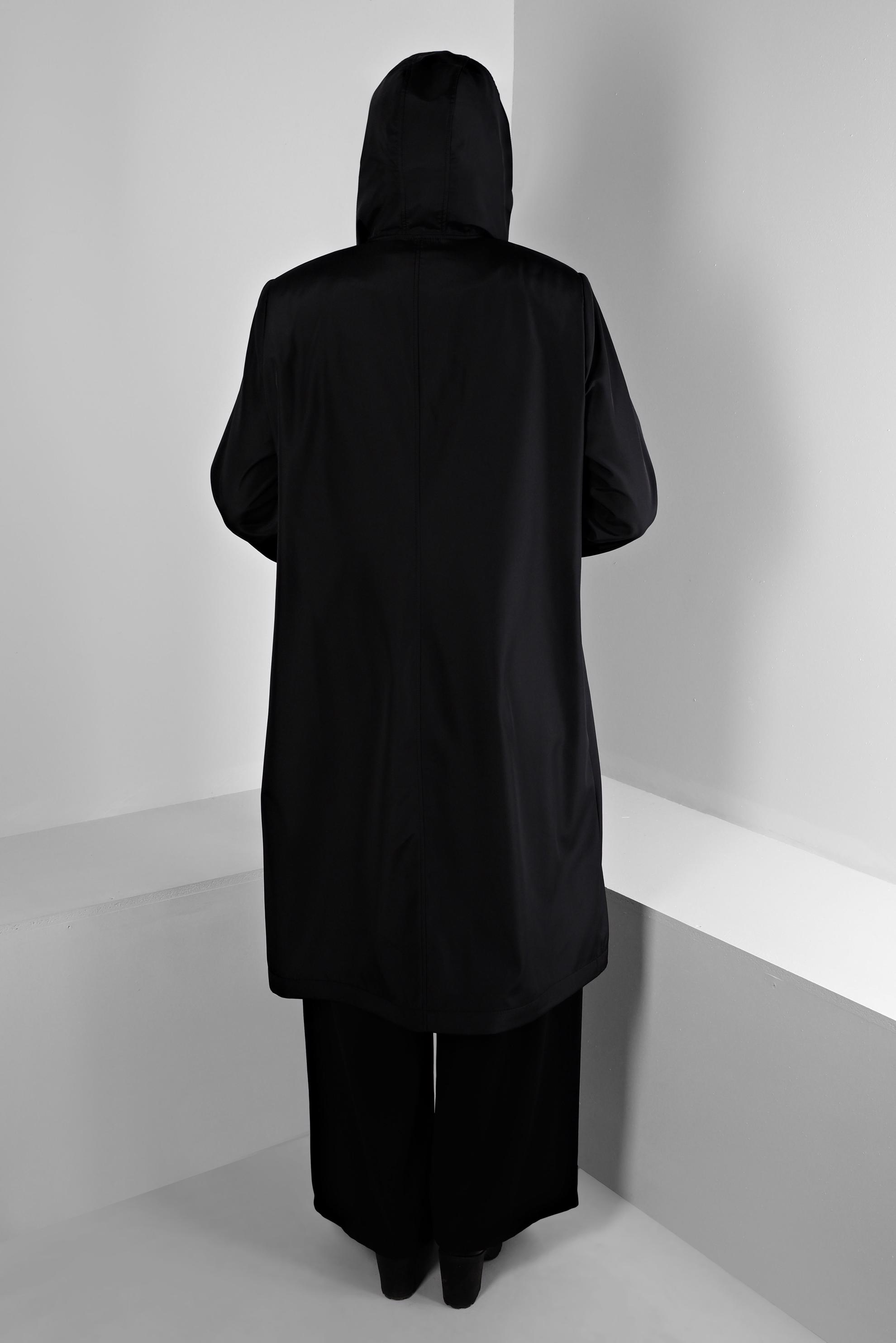 Tesettür giyim SİYAH OMUZLARI VATKALI KAPÜŞONLU TRENCKOT 10695