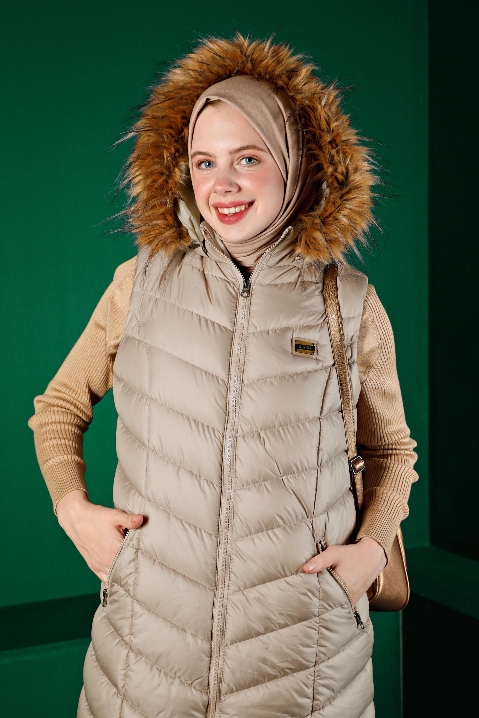 Tesettür giyim BEJ KAPÜŞONU KÜRKLÜ ŞİŞME YELEK 90337 