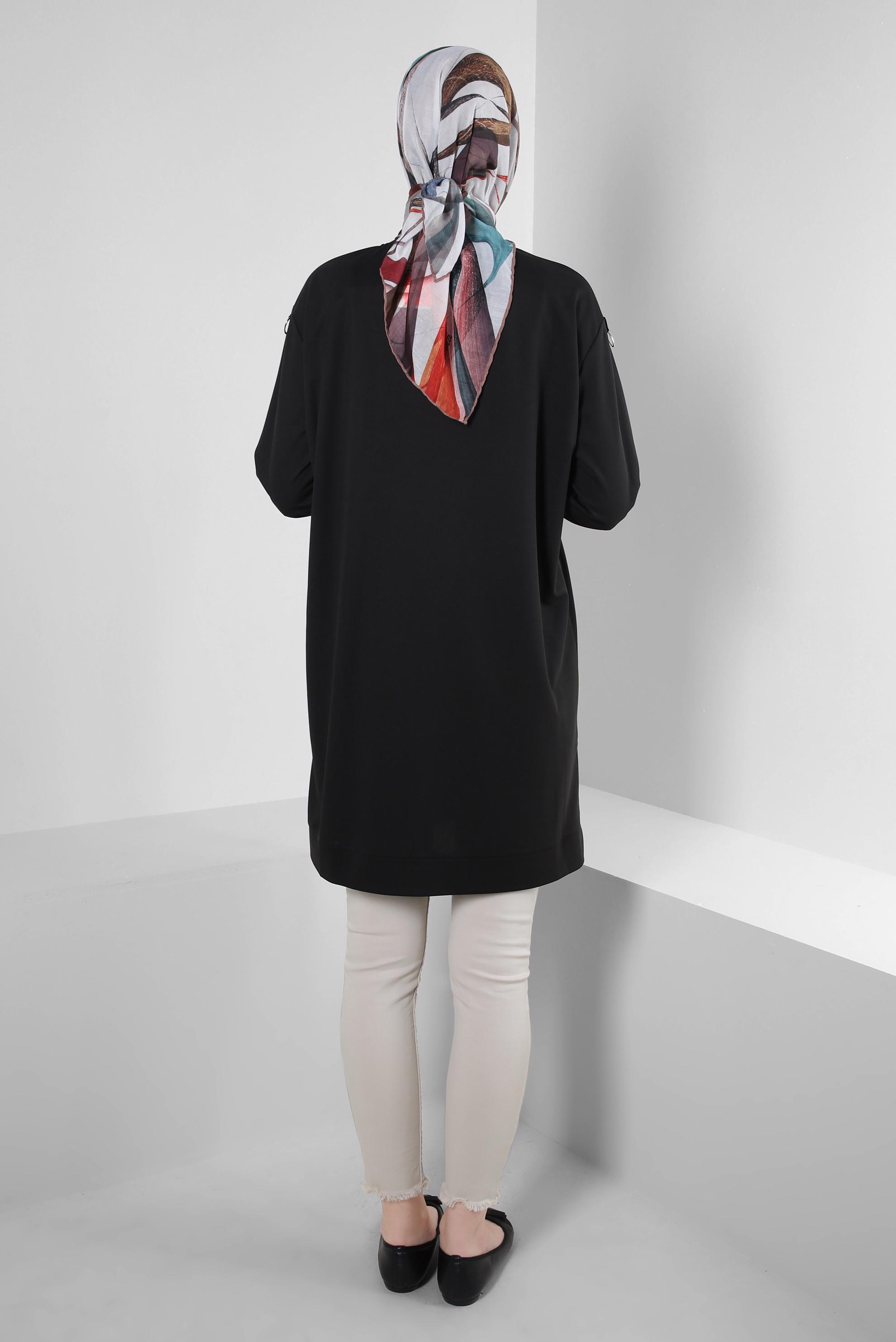 Tesettür giyim SİYAH METAL AKSESUARLI YAKASI BAĞLAMALI EŞOFMAN TUNİK 43851