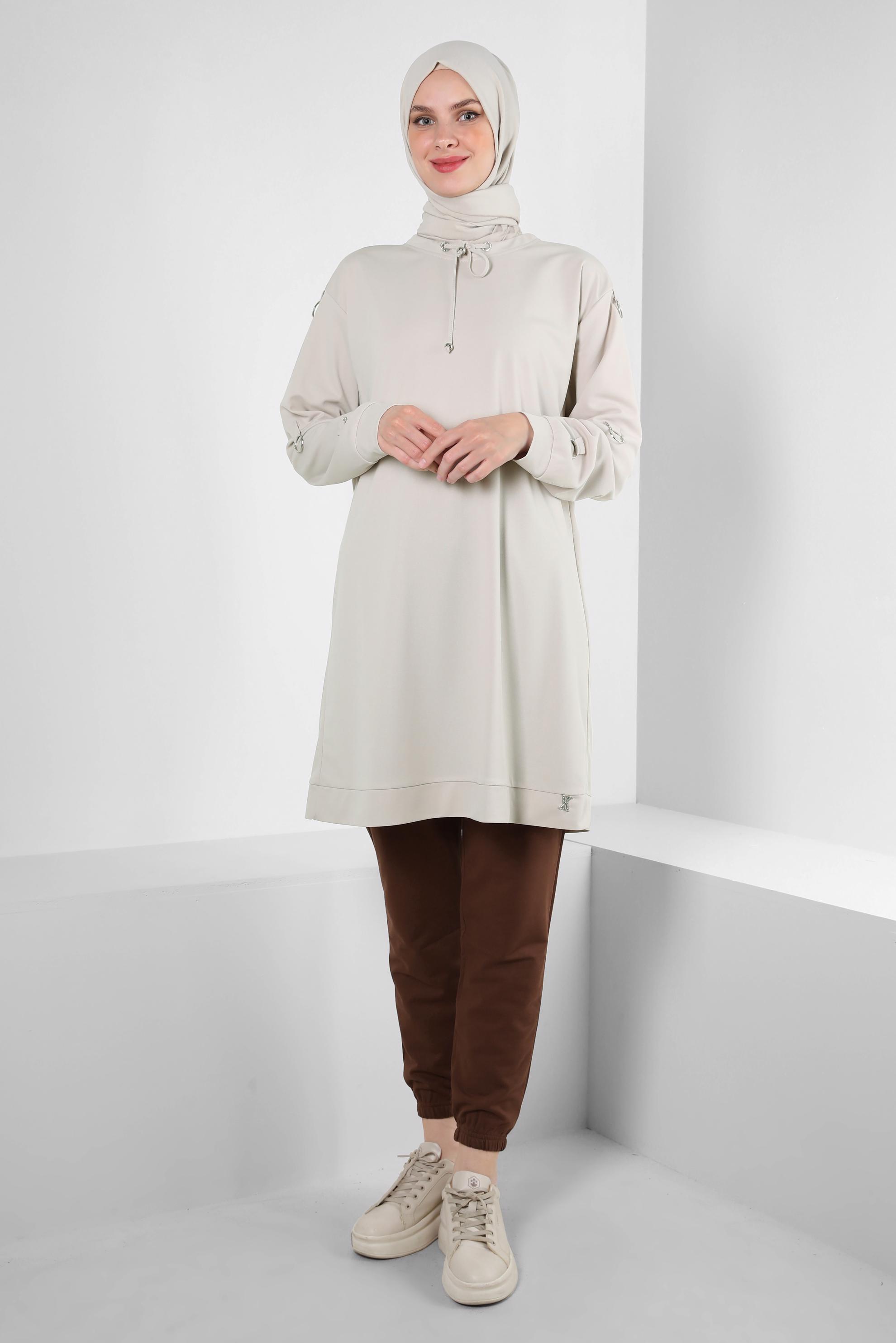 Tesettür giyim BEJ METAL AKSESUARLI YAKASI BAĞLAMALI EŞOFMAN TUNİK 43851