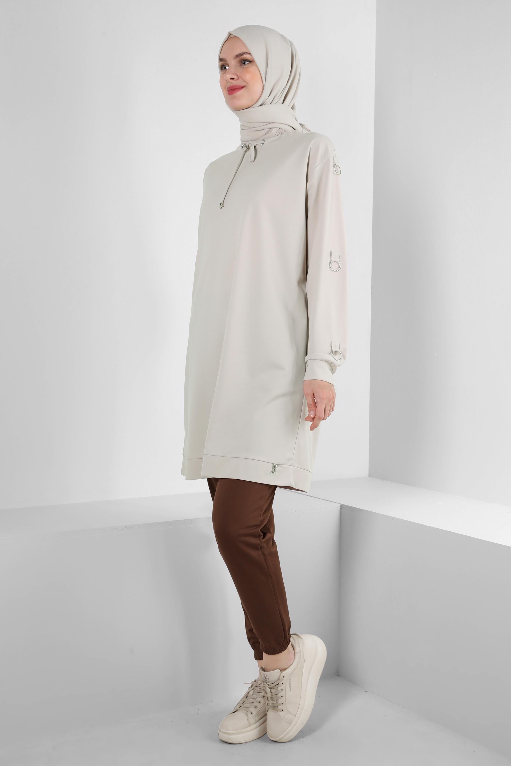 Tesettür giyim BEJ METAL AKSESUARLI YAKASI BAĞLAMALI EŞOFMAN TUNİK 43851