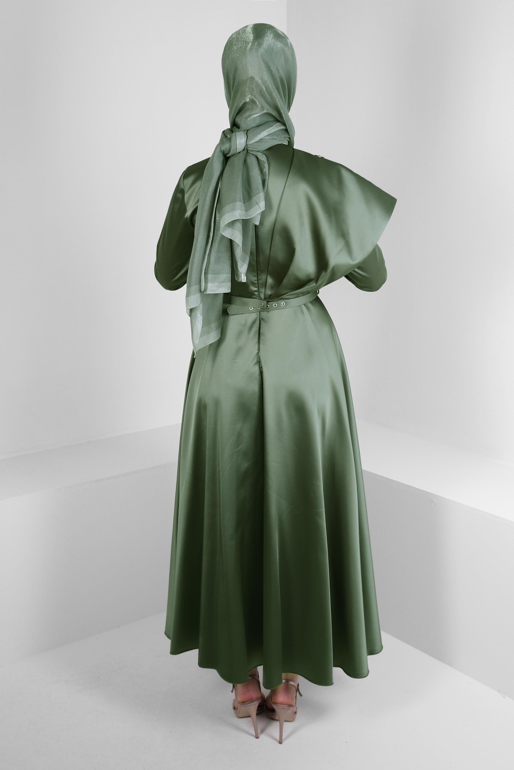 Tesettür giyim HAKİ OMUZ İŞLEMELİ KEMERLİ SATEN ABİYE ELBİSE 50300