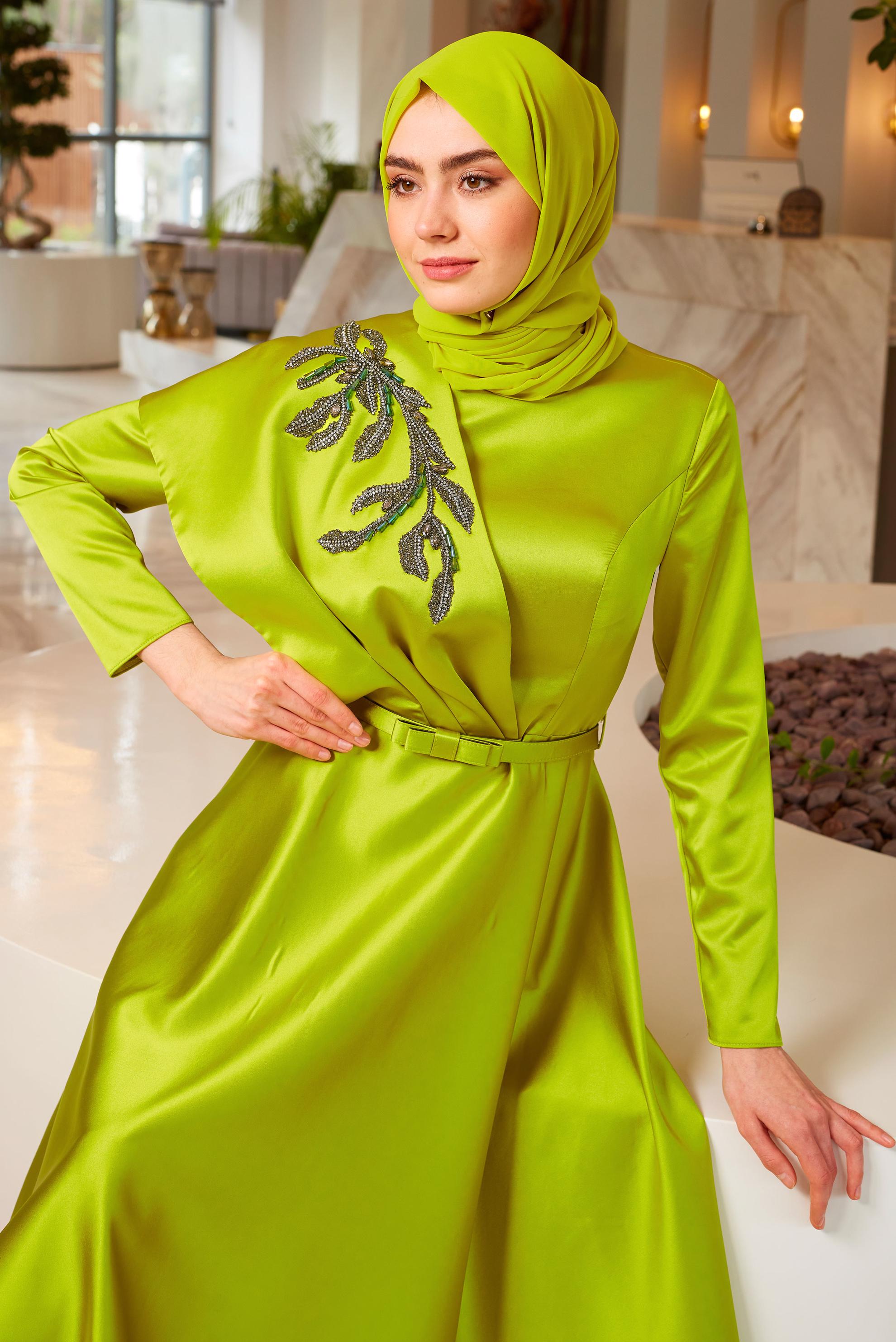 Tesettür giyim YEŞİL OMUZ İŞLEMELİ KEMERLİ SATEN ABİYE ELBİSE 50300