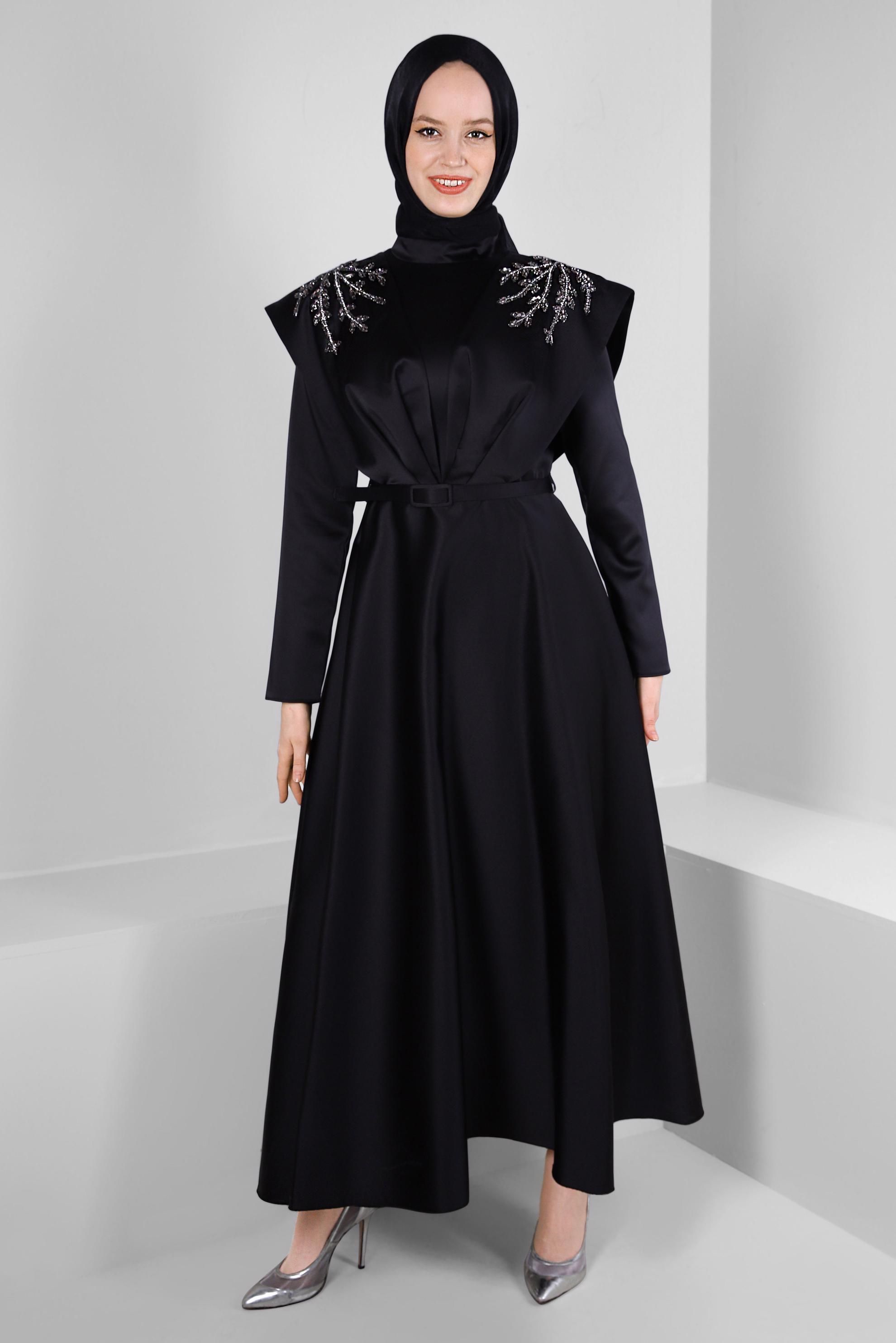 Tesettür giyim SİYAH KEMERLİ TAŞ DETAYLI SATEN ABİYE ELBİSE 50303