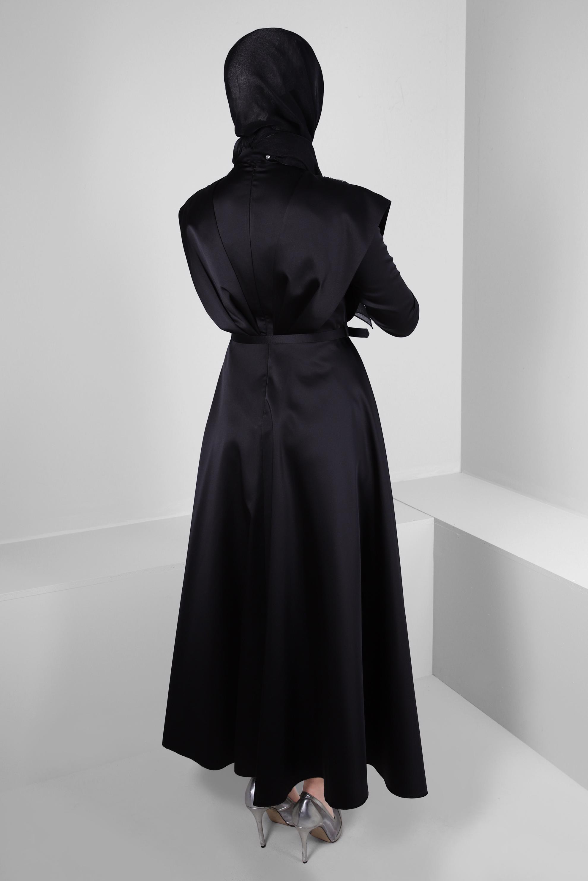 Tesettür giyim SİYAH KEMERLİ TAŞ DETAYLI SATEN ABİYE ELBİSE 50303