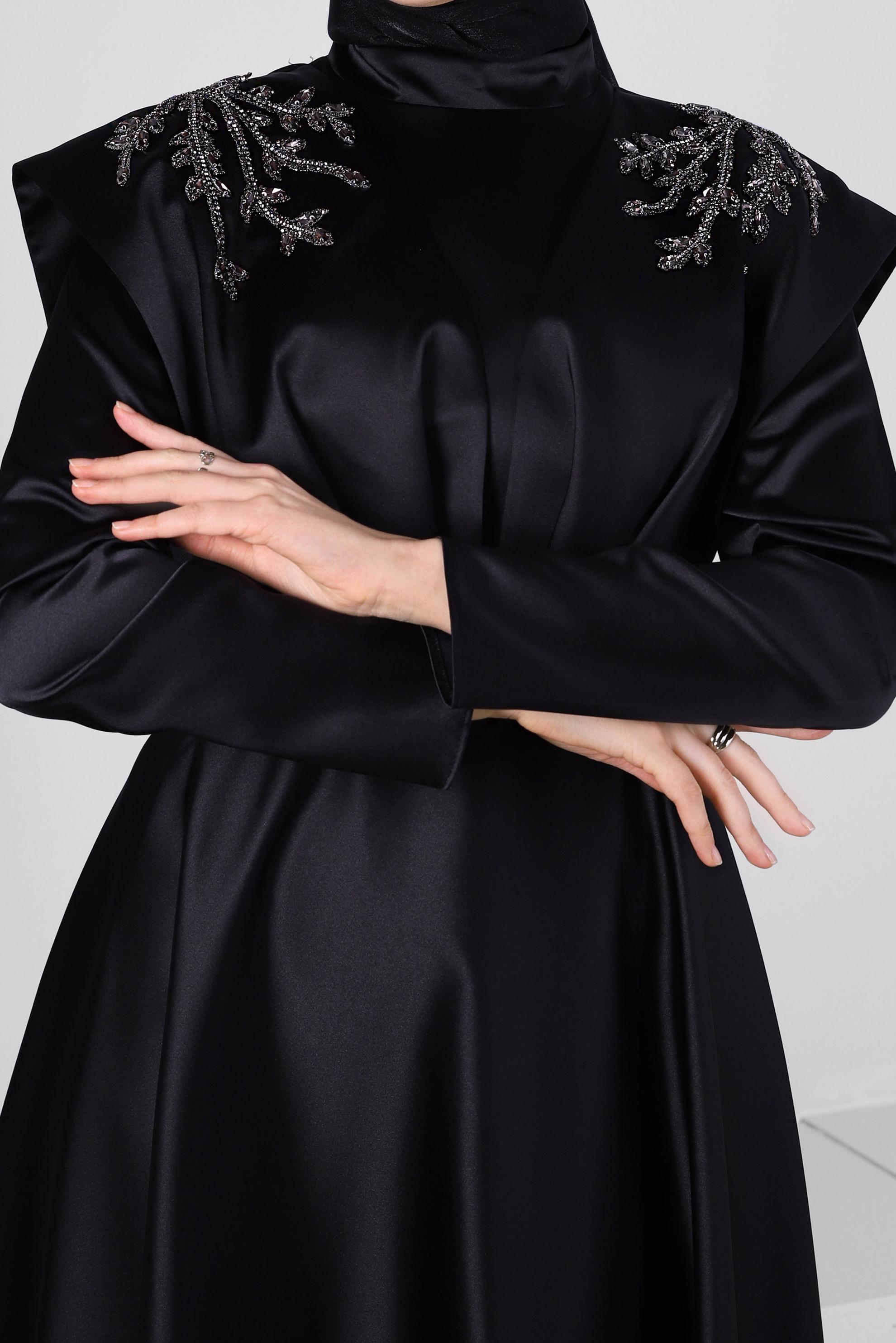 Tesettür giyim SİYAH KEMERLİ TAŞ DETAYLI SATEN ABİYE ELBİSE 50303