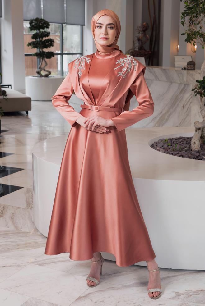 Hijab-Kleidung ROSA KEMERLİ TAŞ DETAYLI SATEN ABİYE ELBİSE 50303 - ALVİNA